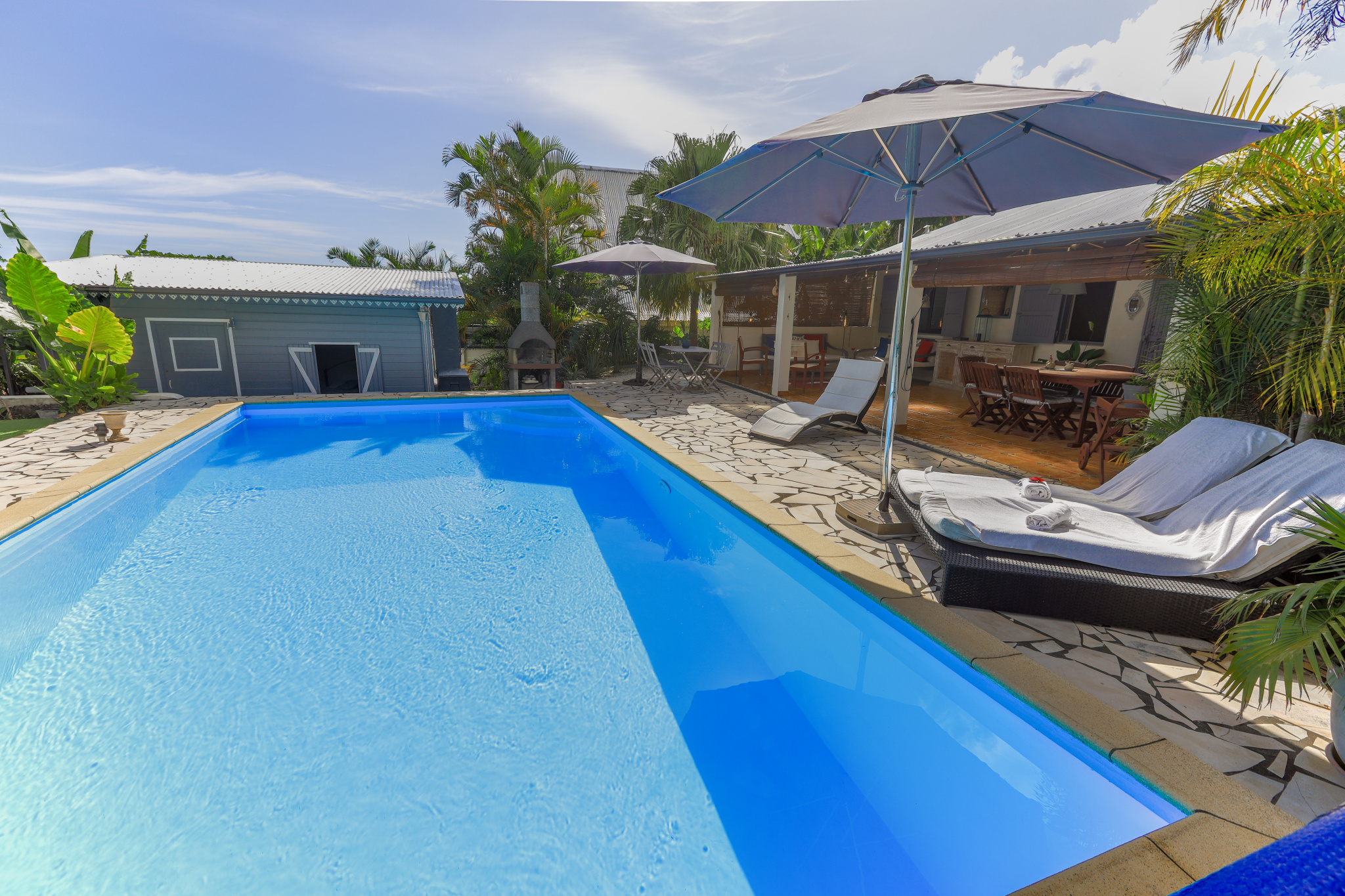 VILLA AVEC PISCINE  IDÉALEMENT SITUÉE À LA BRETAGNE ( 97490 )