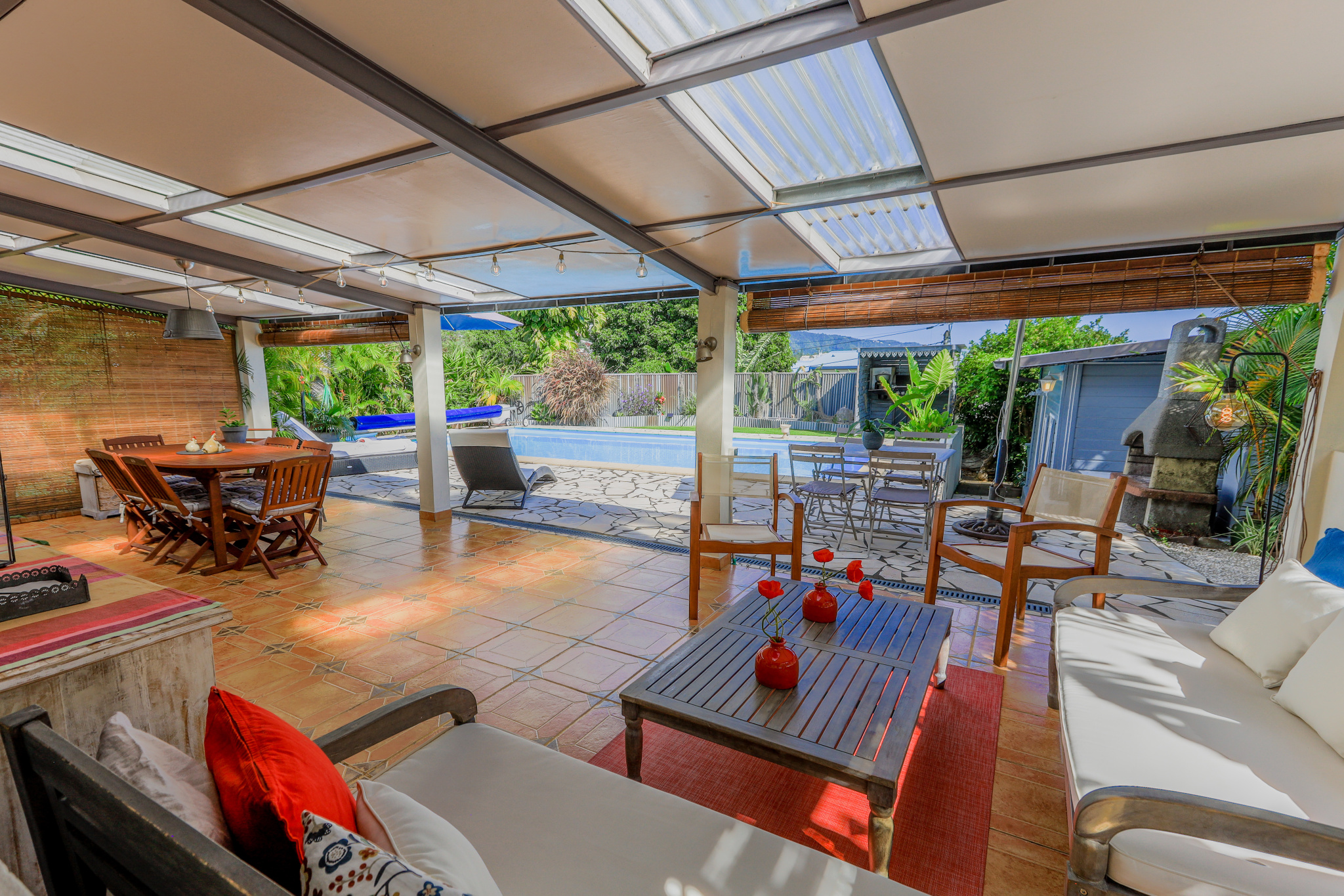 VILLA AVEC PISCINE  IDÉALEMENT SITUÉE À LA BRETAGNE ( 97490 )