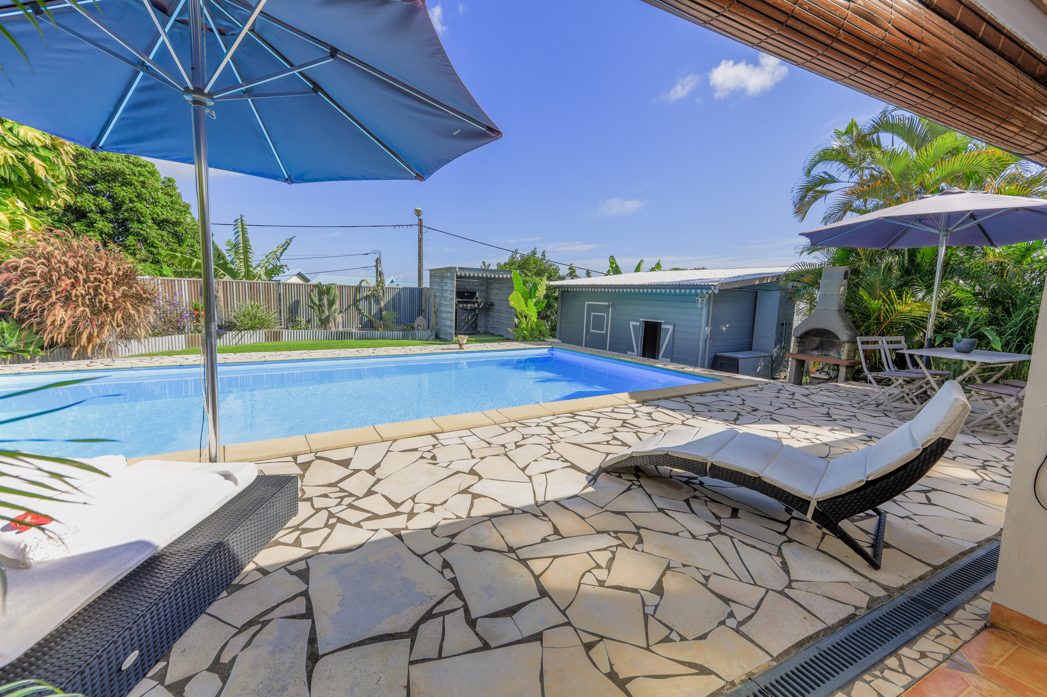 VILLA AVEC PISCINE  IDÉALEMENT SITUÉE À LA BRETAGNE ( 97490 )