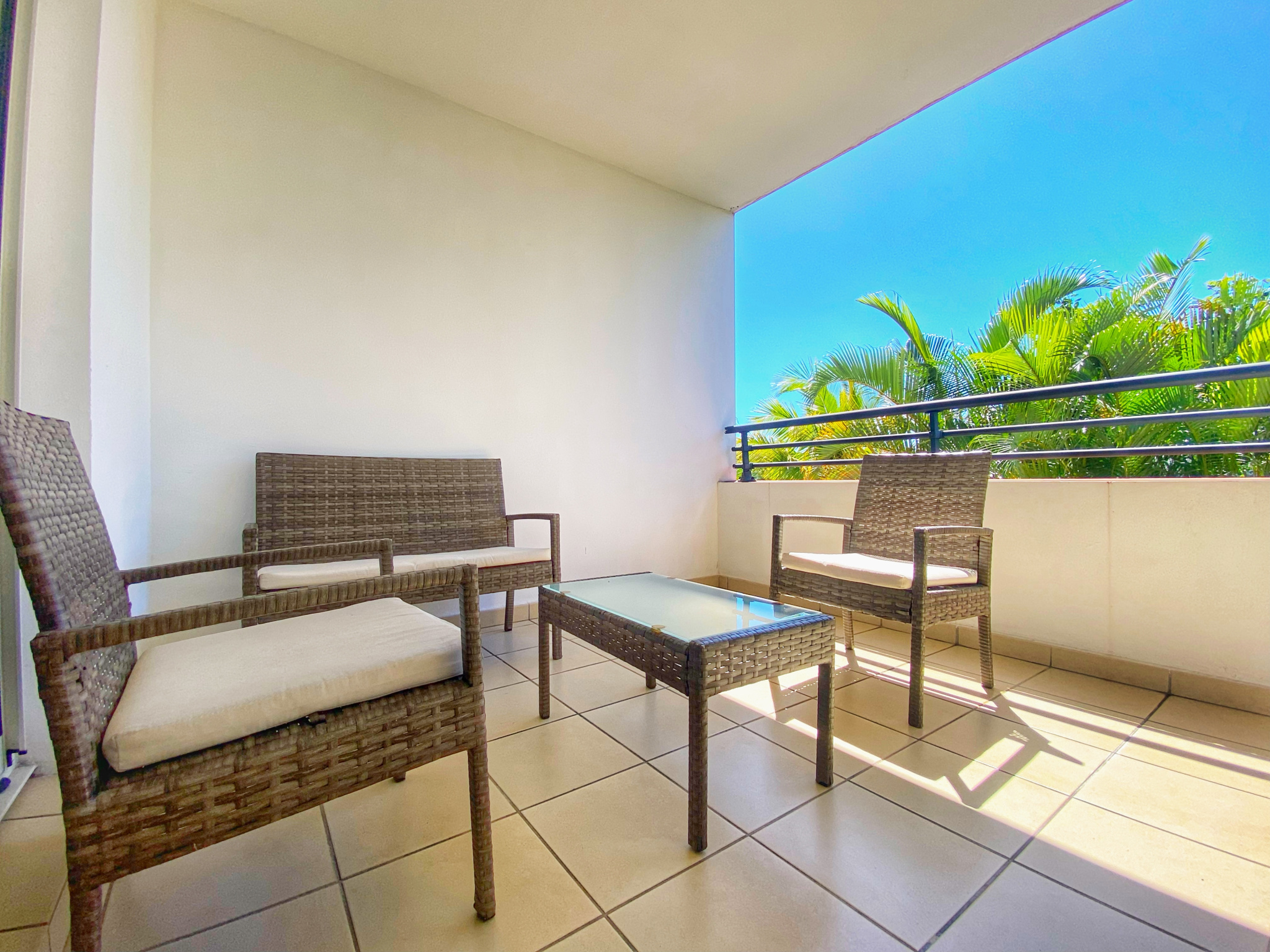 Joli T2 loué nu 56m2 habitables + 10m2 de varangue + parking