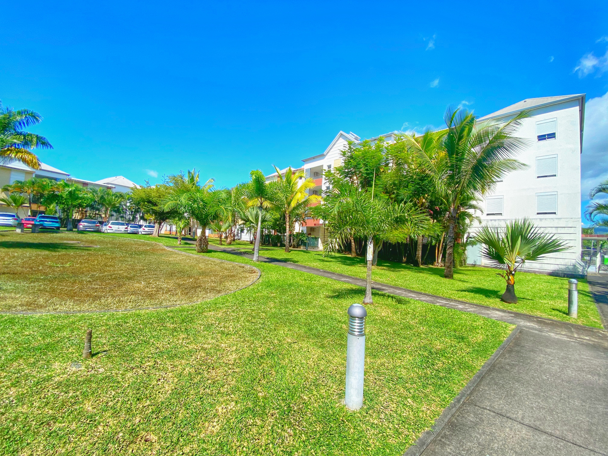 Joli T2 loué nu 56m2 habitables + 10m2 de varangue + parking