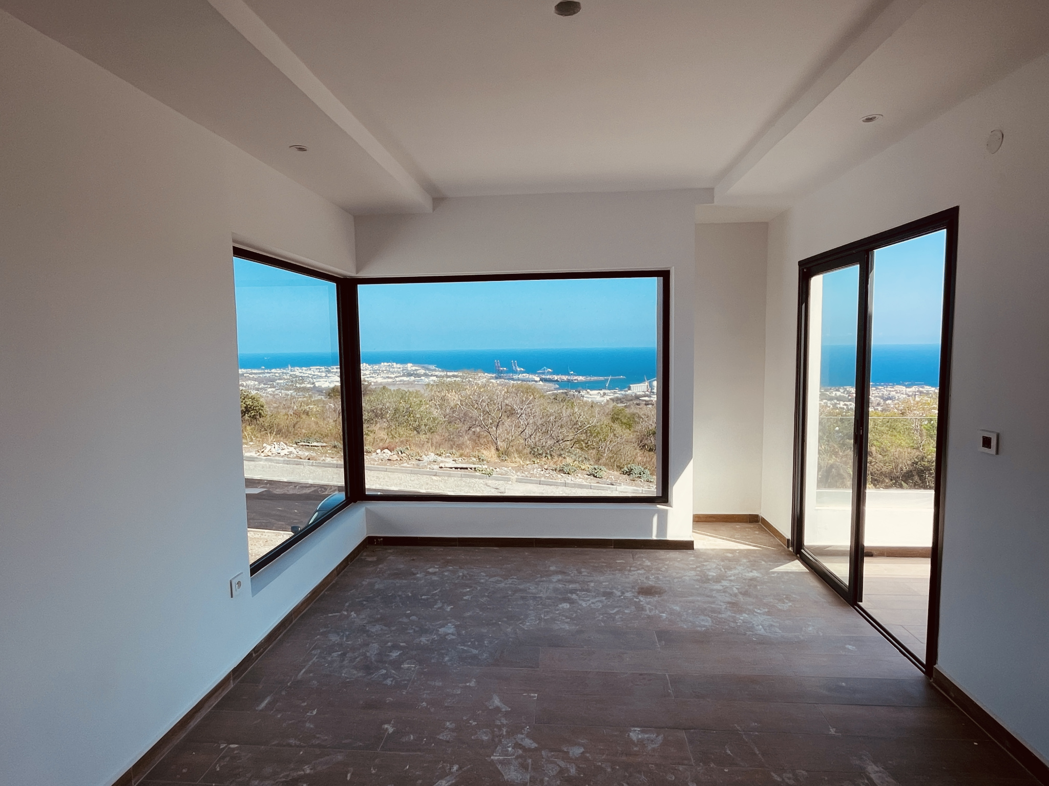 VILLA D'ARCHITECTE NEUVE AVEC VUE MER ET PISCINE SECTEUR BOEUF MORT