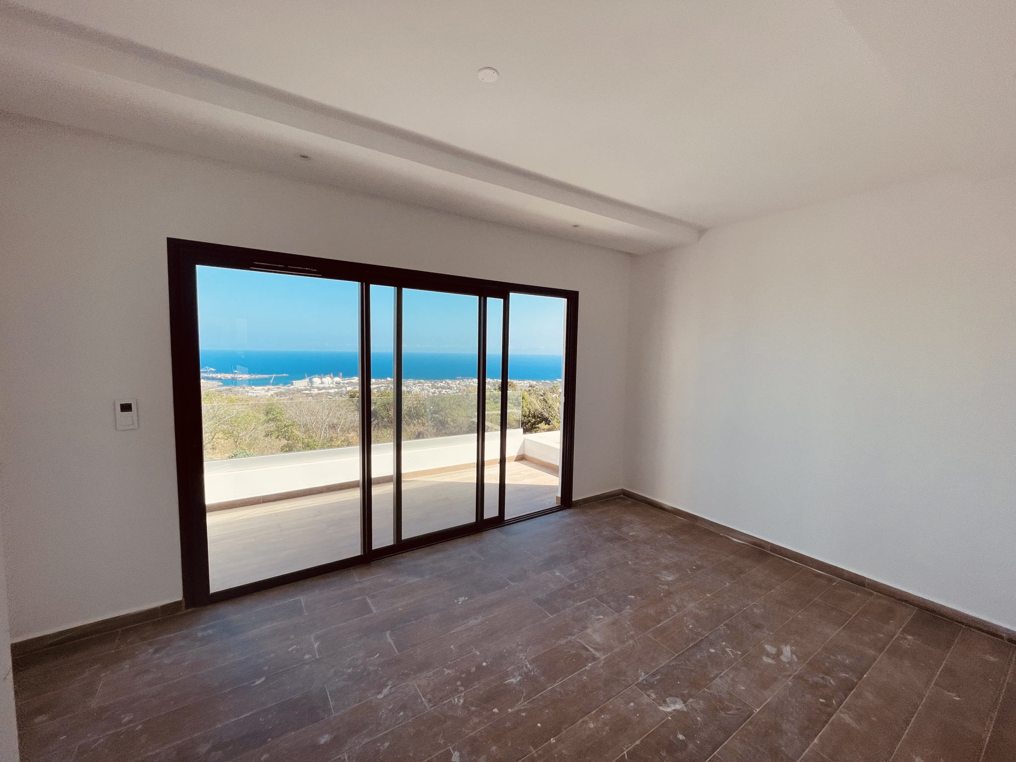 VILLA D'ARCHITECTE NEUVE AVEC VUE MER ET PISCINE SECTEUR BOEUF MORT