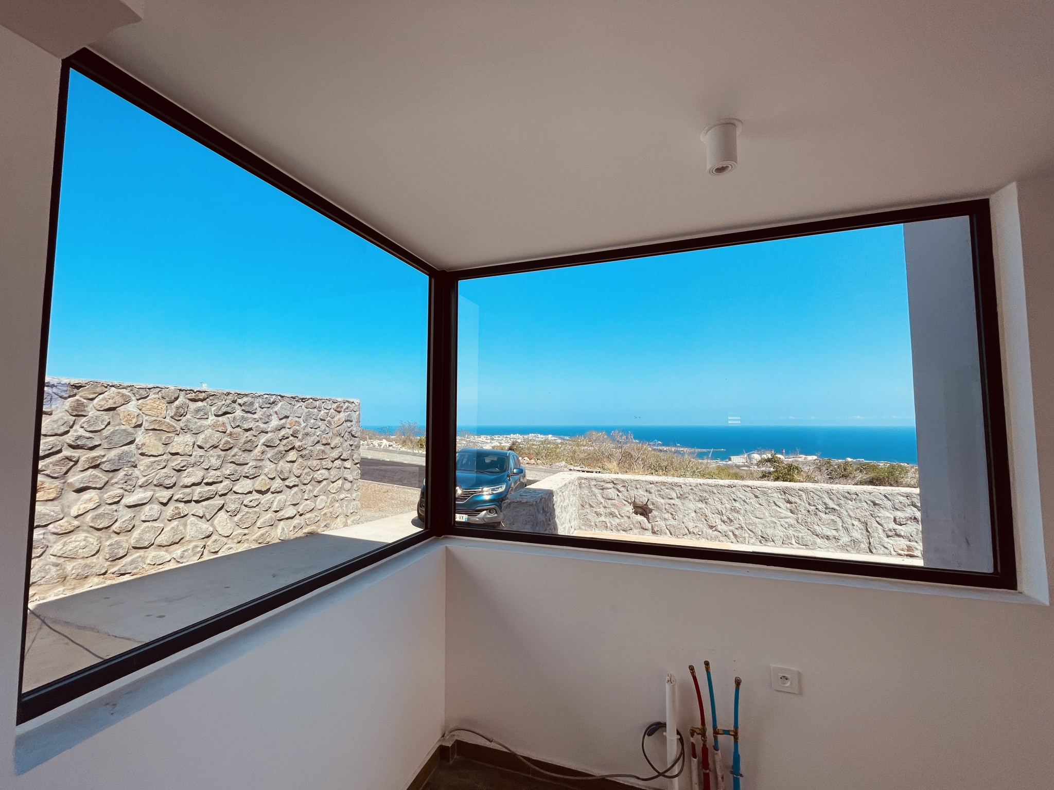 VILLA D'ARCHITECTE NEUVE AVEC VUE MER ET PISCINE SECTEUR BOEUF MORT