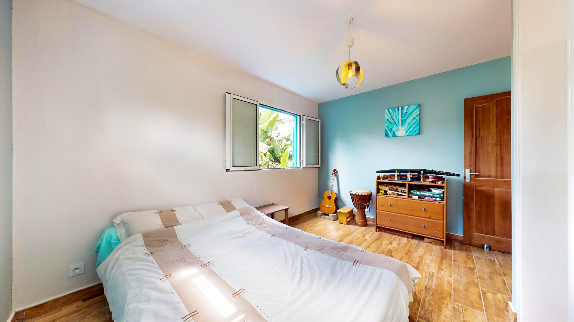 MAISON T6 DANS UN ENVIRONNEMENT CALME AVEC VUE MER