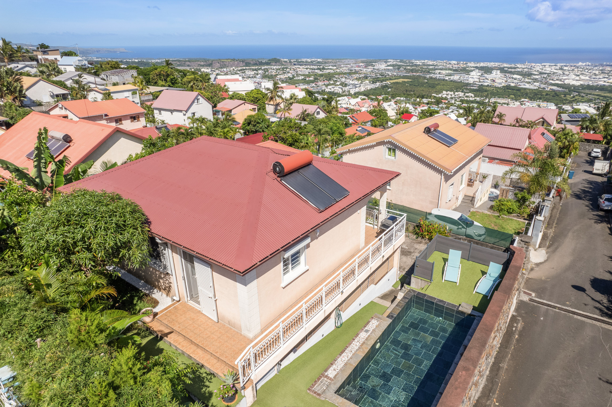 VILLA VUE MER ET PISCINE EN PIERRE NATURELLE A LA POSSESSION