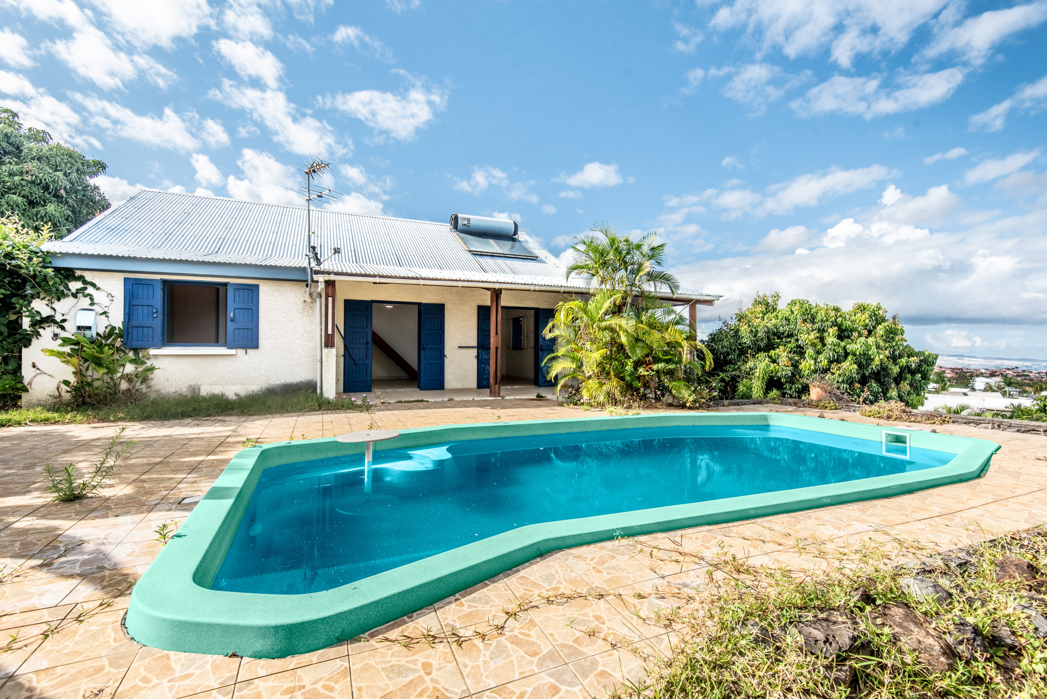 LA POSSESSION (SAINTE THERESE) - VILLA T6 144m2 AVEC PISCINE