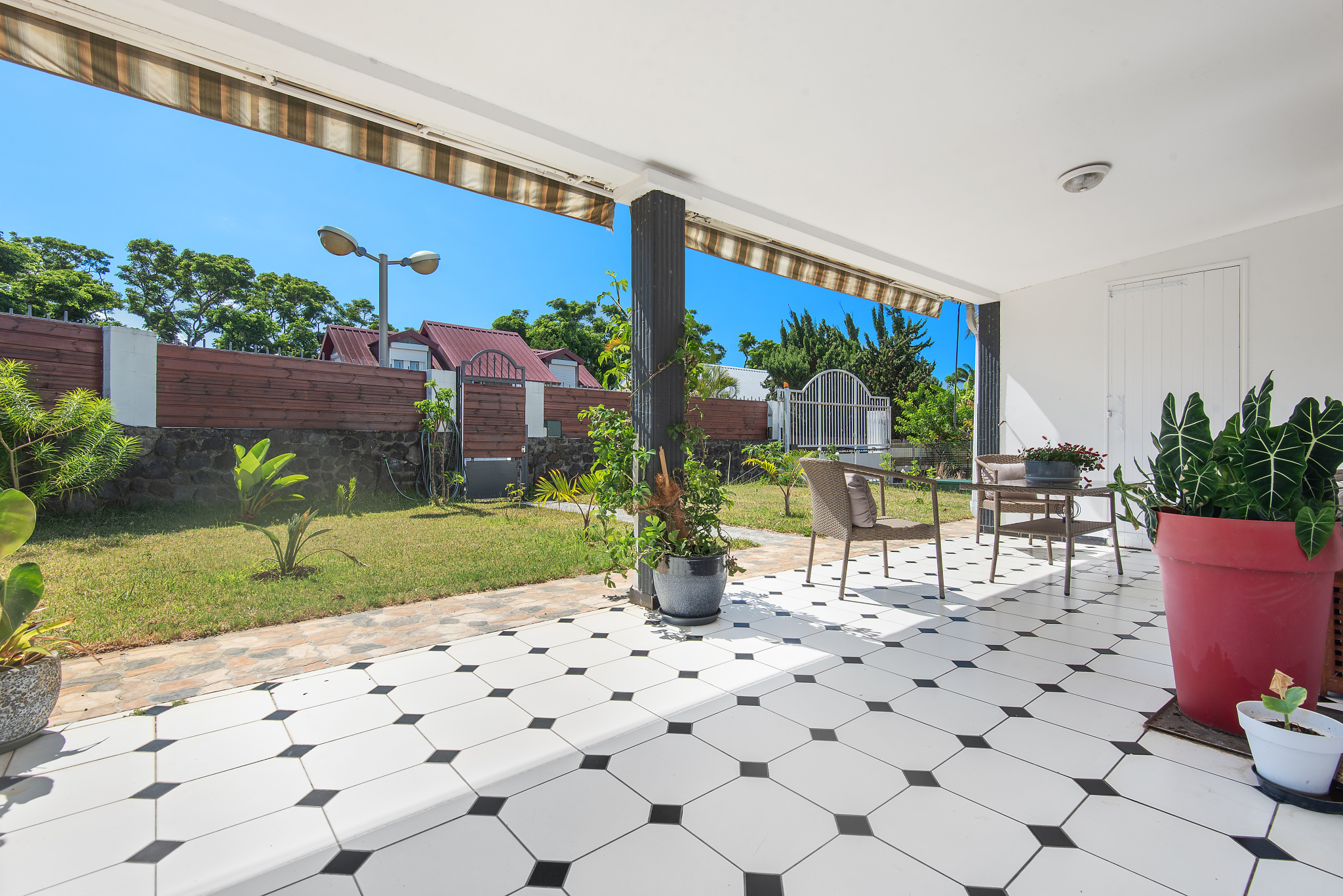 Maison T6 - 170m2 habitables - 600m2 de terrain entièrement plat - SAINTE MARIE (LA CONVENANCE )