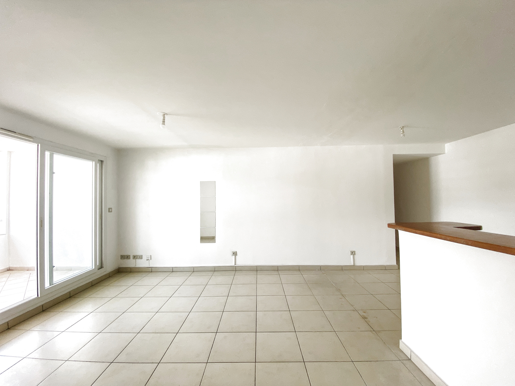 SAINT BENOIT (Rue MONTFLEURY) - T2 LUMINEUX SANS VIS-À-VIS LIBRE