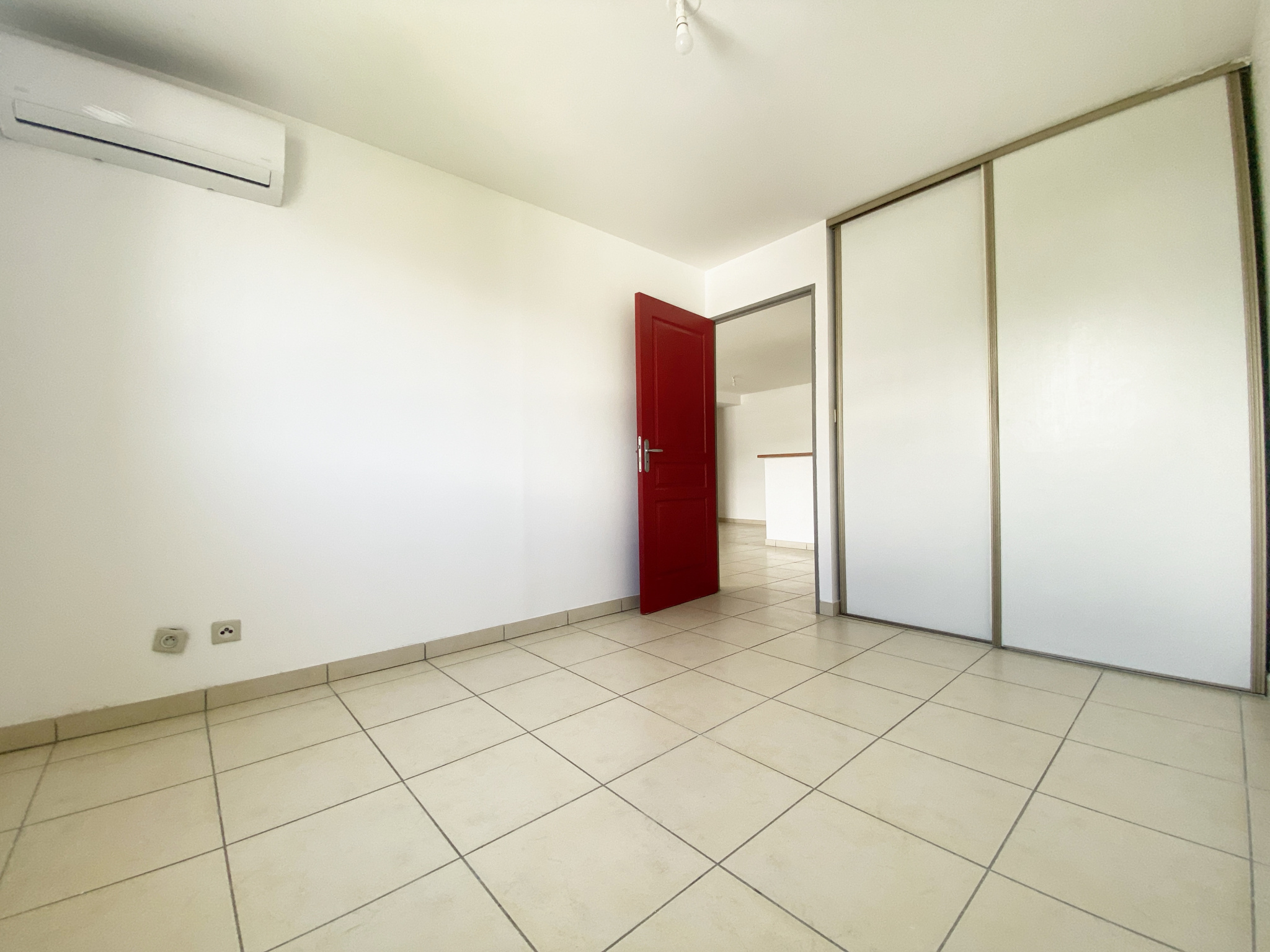 SAINT BENOIT (Rue MONTFLEURY) - T2 LUMINEUX SANS VIS-À-VIS LIBRE