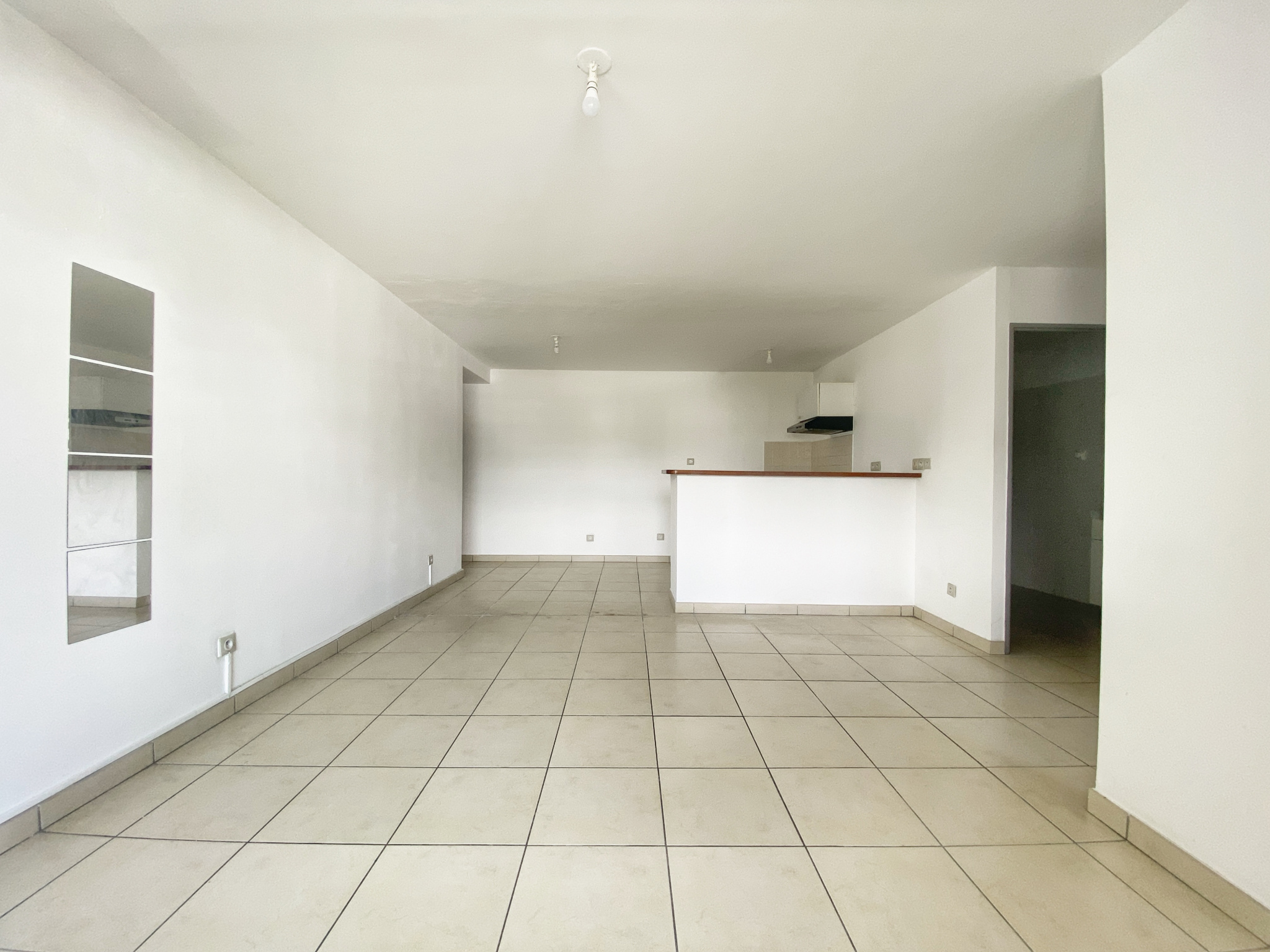 SAINT BENOIT (Rue MONTFLEURY) - T2 LUMINEUX SANS VIS-À-VIS LIBRE