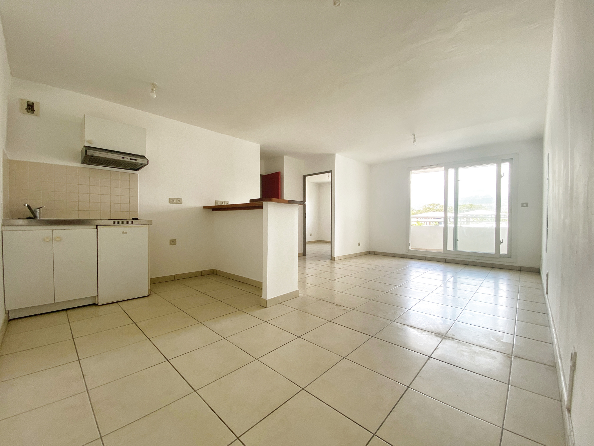 SAINT BENOIT (Rue MONTFLEURY) - T2 LUMINEUX SANS VIS-À-VIS LIBRE