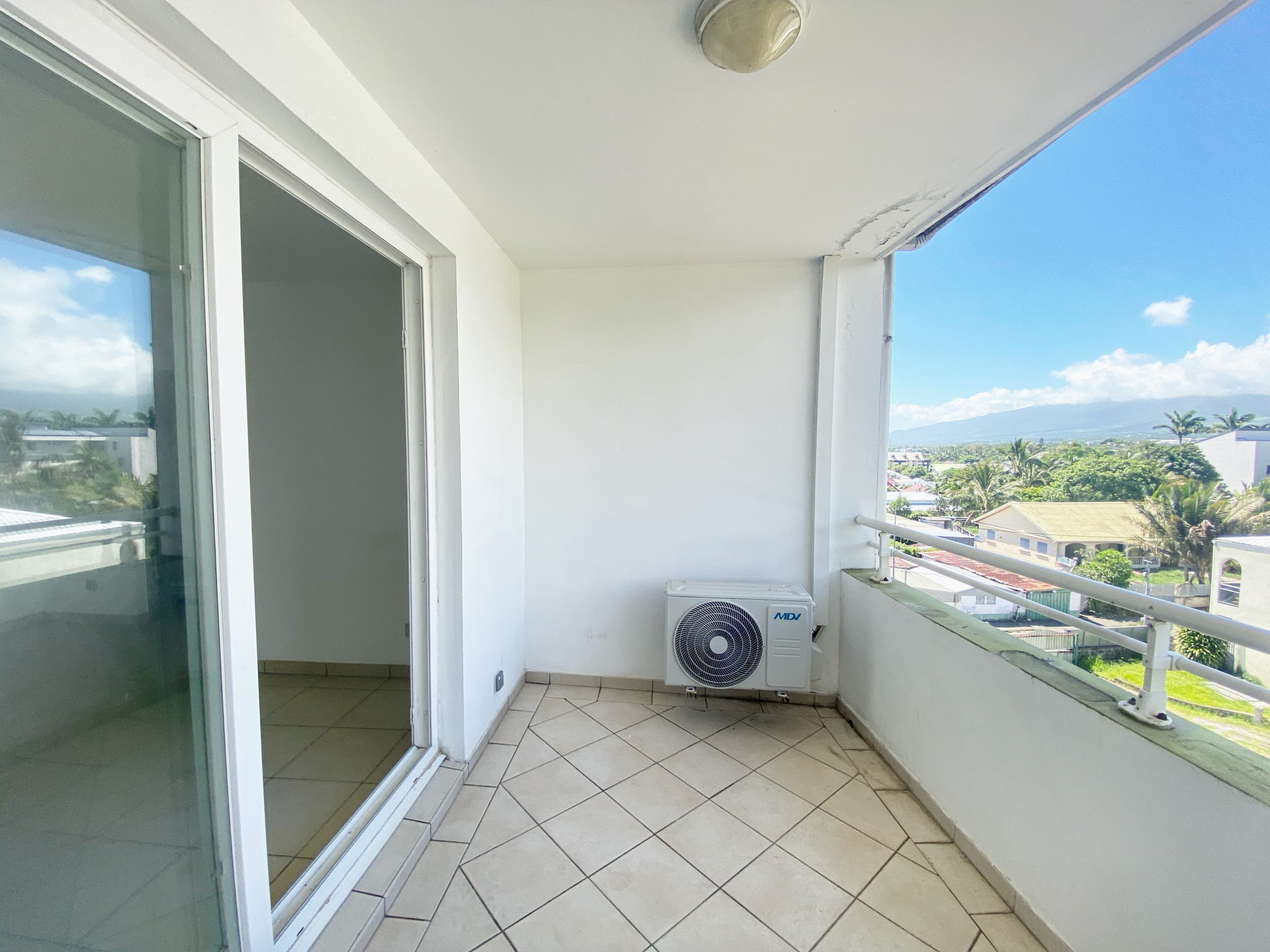 SAINT BENOIT (Rue MONTFLEURY) - T2 LUMINEUX SANS VIS-À-VIS LIBRE