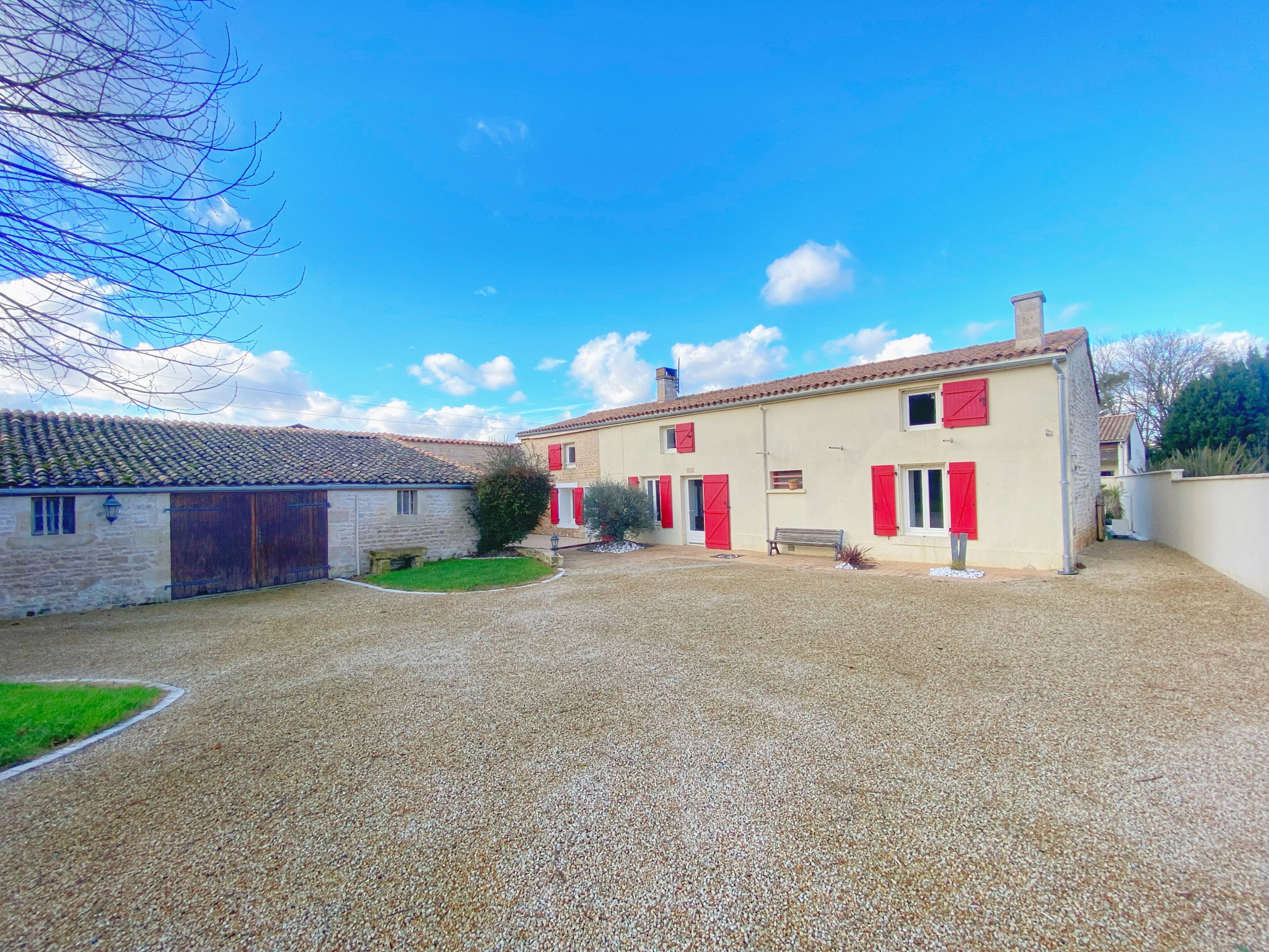 MAGNIFIQUE LONGÈRE RÉNOVÉE - 4 chambres - Garage et jardin (VOUILLÉ)