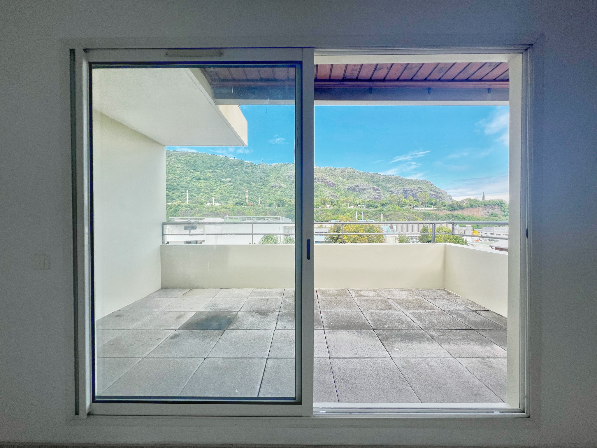 APPARTEMENT T2 LIBRE AVEC VARANGUE VUE MER - ST DENIS (BAS DE LA RIVIÈRE)