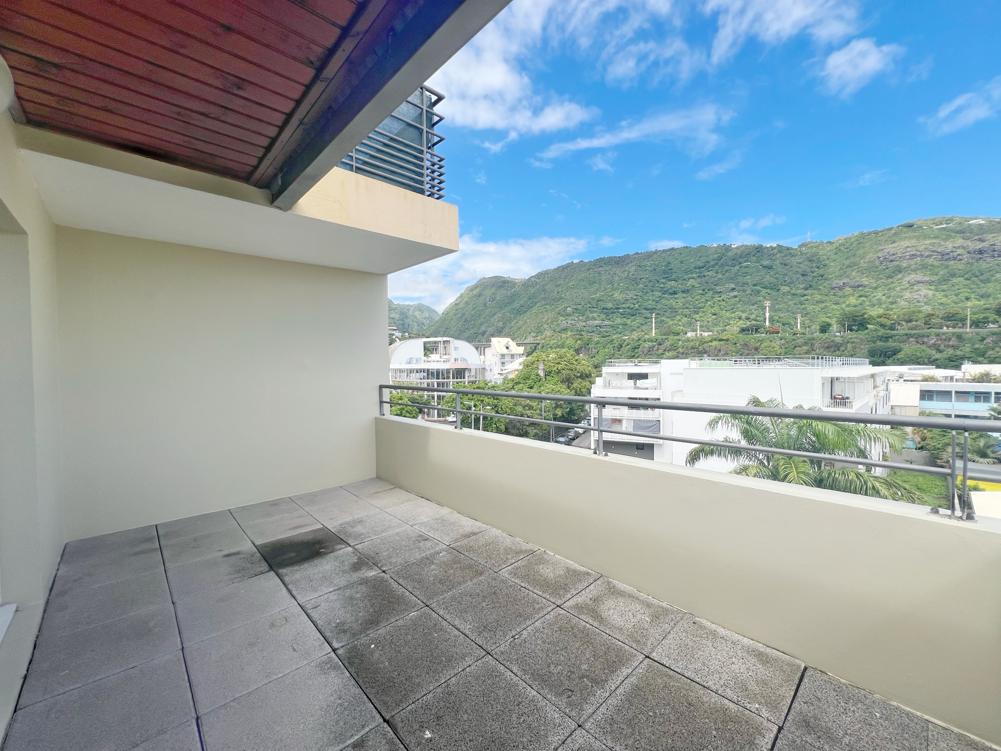 APPARTEMENT T2 LIBRE AVEC VARANGUE VUE MER - ST DENIS (BAS DE LA RIVIÈRE)