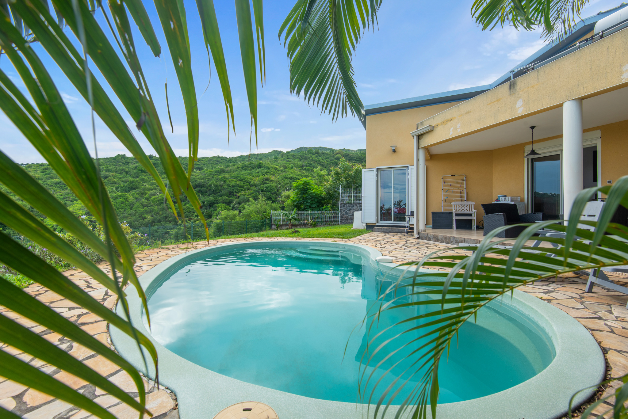 VILLA T4 + STUDIO + PISCINE AVEC VUE EXCEPTIONNELLE MER ET RAVINE LA POSSESSION