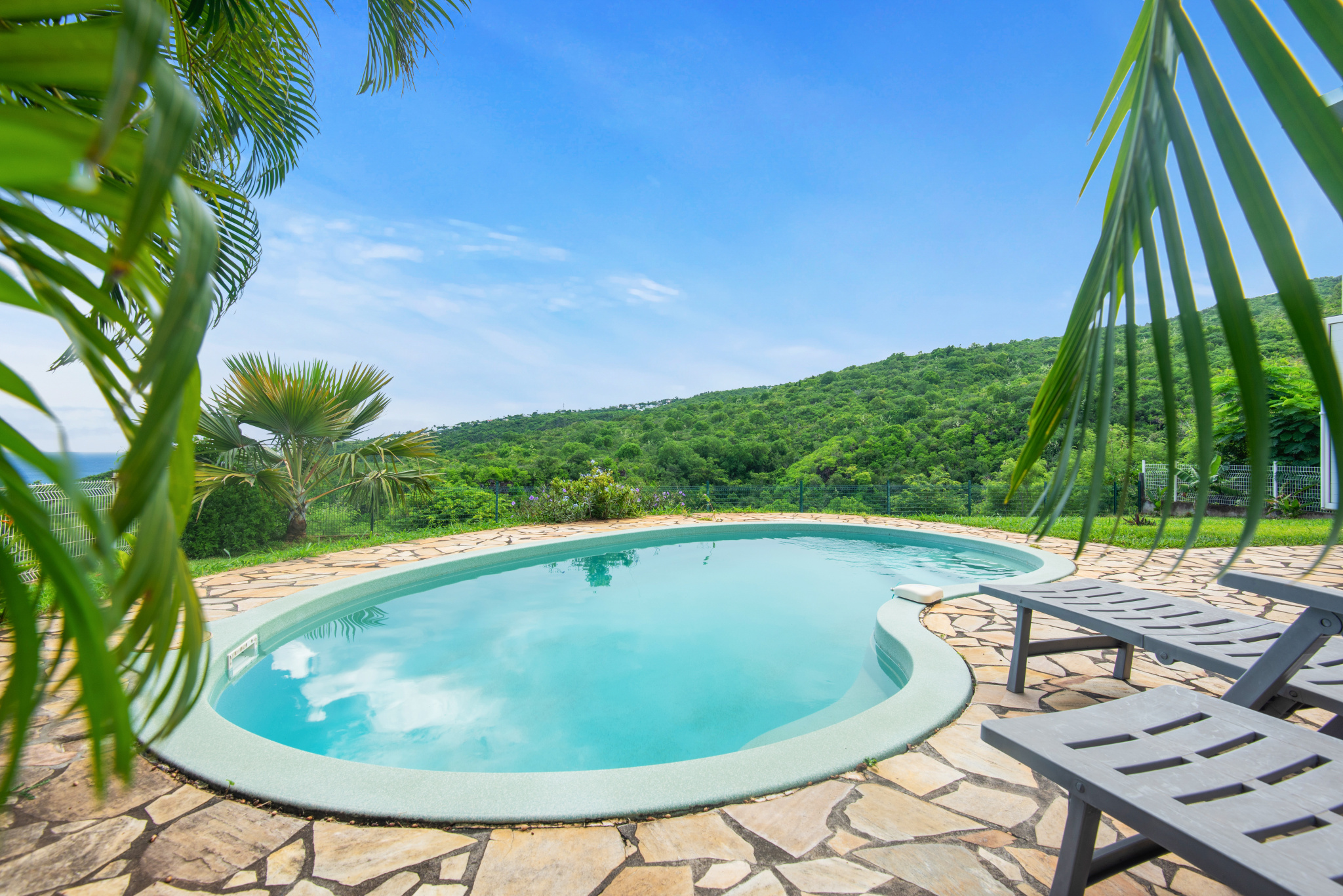 VILLA T4 + STUDIO + PISCINE AVEC VUE EXCEPTIONNELLE MER ET RAVINE LA POSSESSION