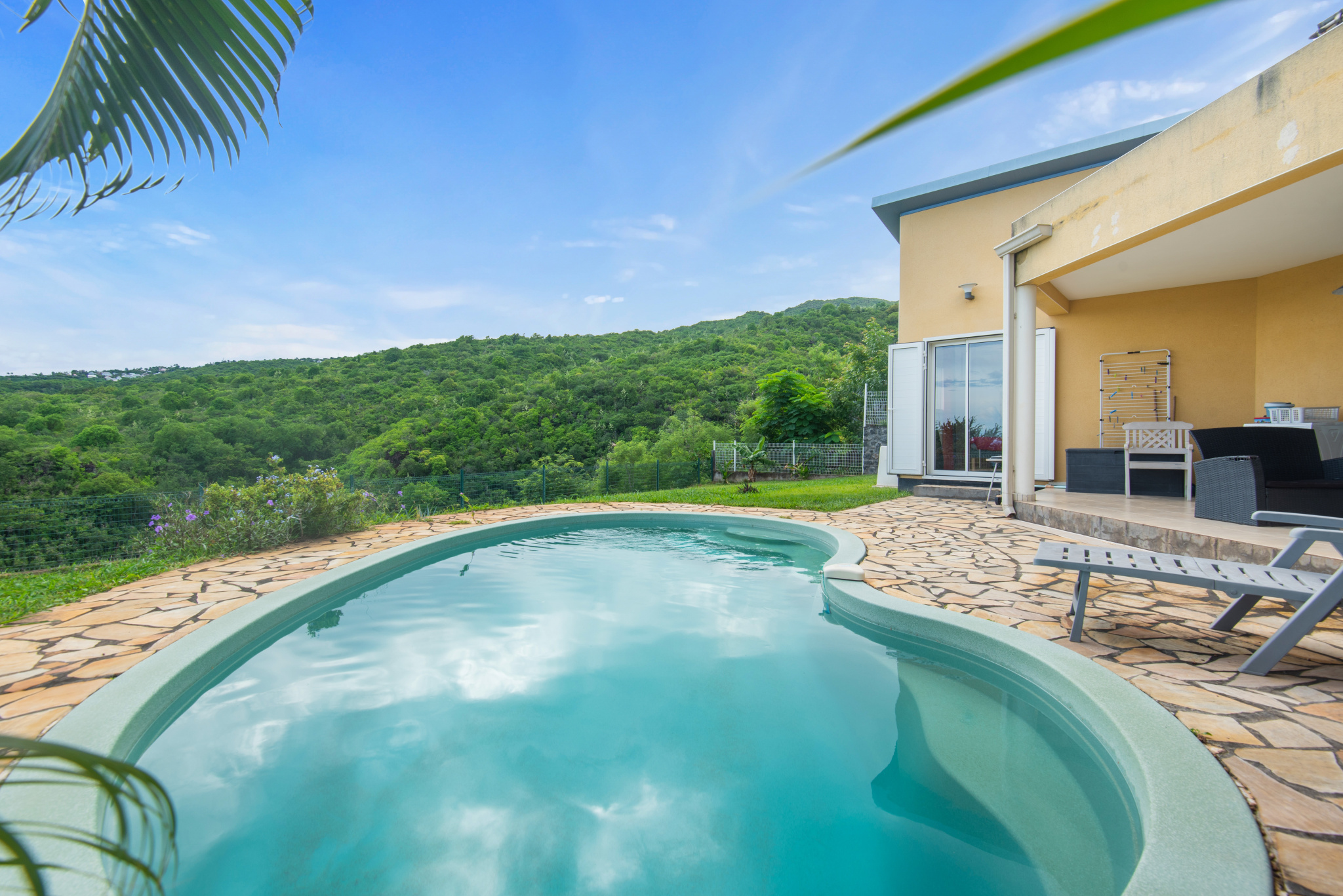 VILLA T4 + STUDIO + PISCINE AVEC VUE EXCEPTIONNELLE MER ET RAVINE LA POSSESSION