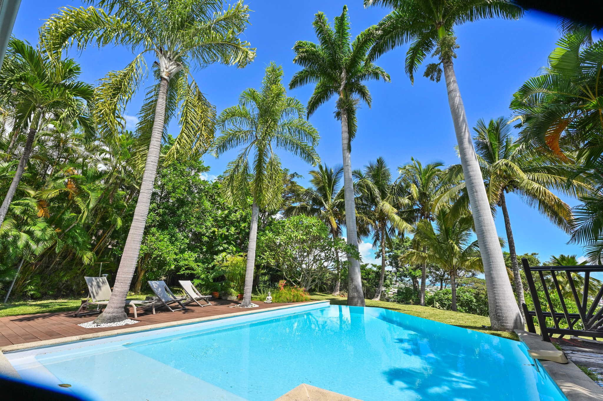 MAISON T5 + DEPENDANCE AVEC PISCINE DEBORDEMENT LA POSSESSION