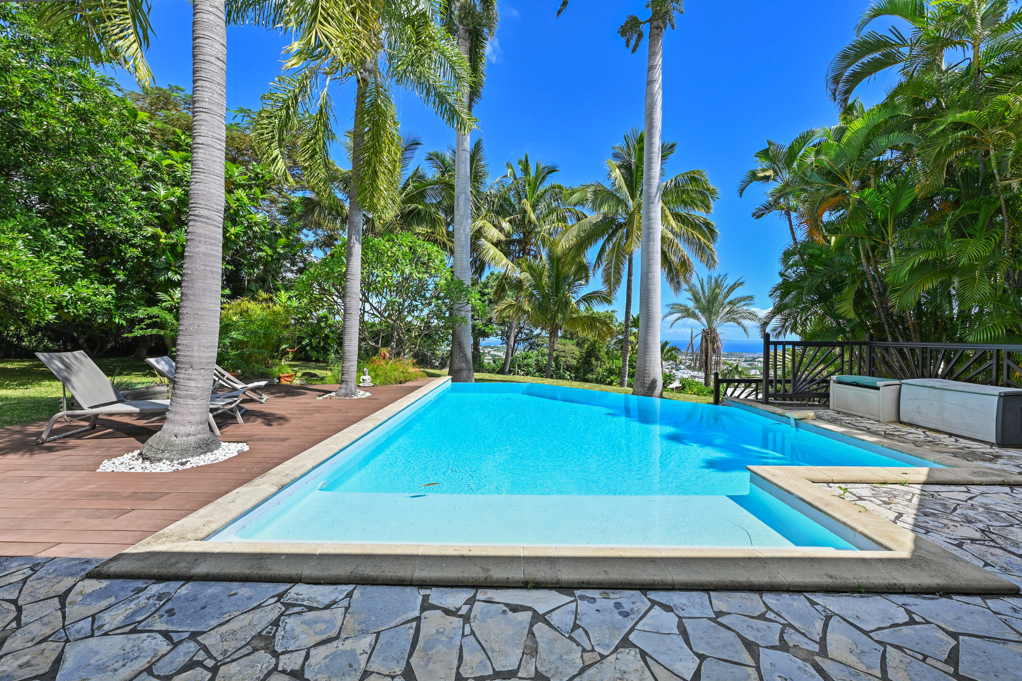 MAISON T5 + DEPENDANCE AVEC PISCINE DEBORDEMENT LA POSSESSION