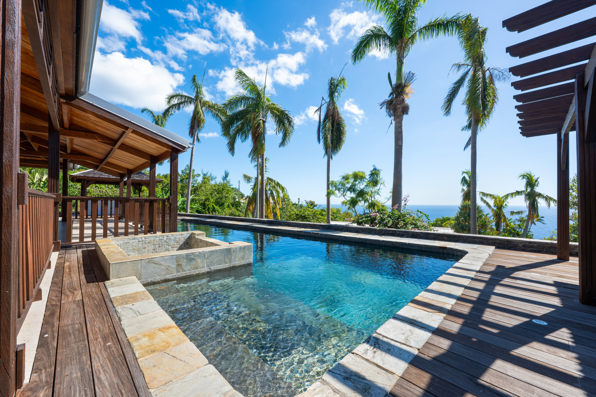 LA MONTAGNE (CHEMIN CAP BERNARD) - MAISON T4 + DÉPENDANCE AVEC PISCINE ET VUE MER