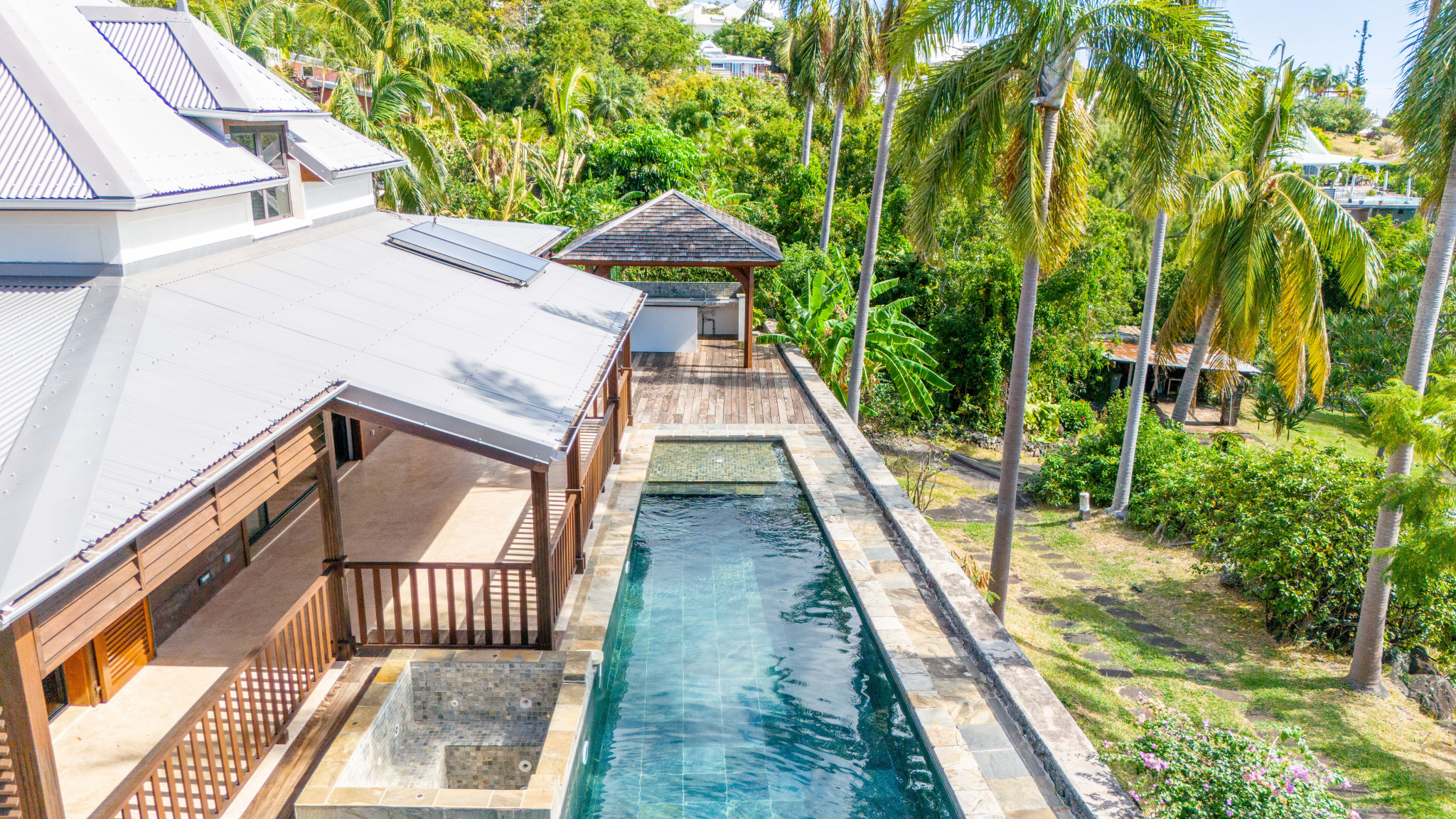 LA MONTAGNE (CHEMIN CAP BERNARD) - MAISON T4 + DÉPENDANCE AVEC PISCINE ET VUE MER