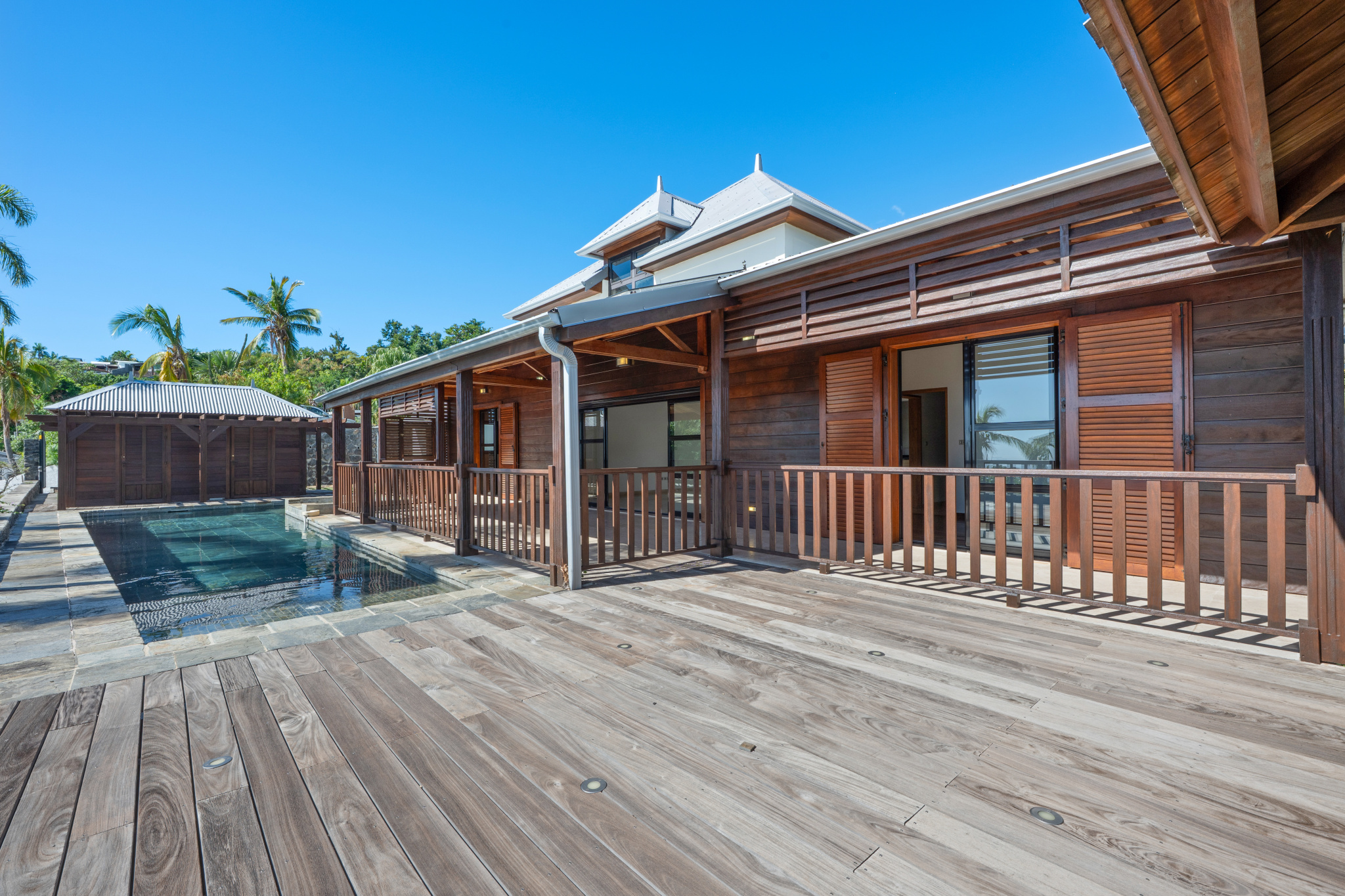 LA MONTAGNE (CHEMIN CAP BERNARD) - MAISON T4 + DÉPENDANCE AVEC PISCINE ET VUE MER