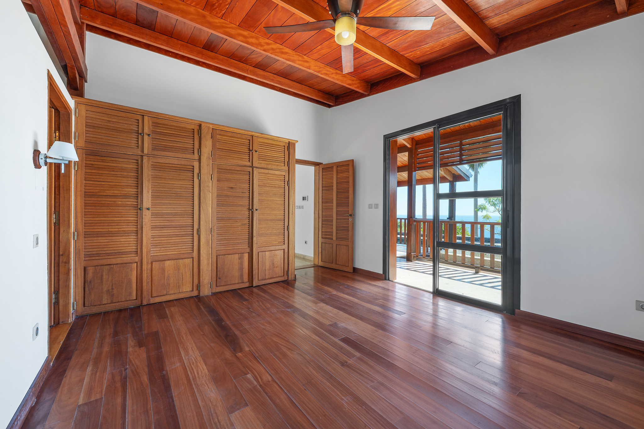 LA MONTAGNE (CHEMIN CAP BERNARD) - MAISON T4 + DÉPENDANCE AVEC PISCINE ET VUE MER