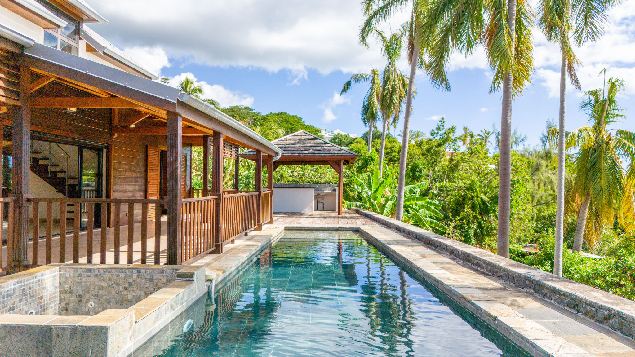 LA MONTAGNE (CHEMIN CAP BERNARD) - MAISON T4 + DÉPENDANCE AVEC PISCINE ET VUE MER