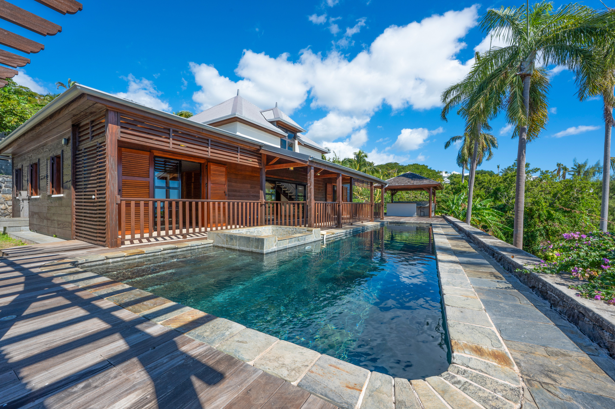 LA MONTAGNE (CHEMIN CAP BERNARD) - MAISON T4 + DÉPENDANCE AVEC PISCINE ET VUE MER