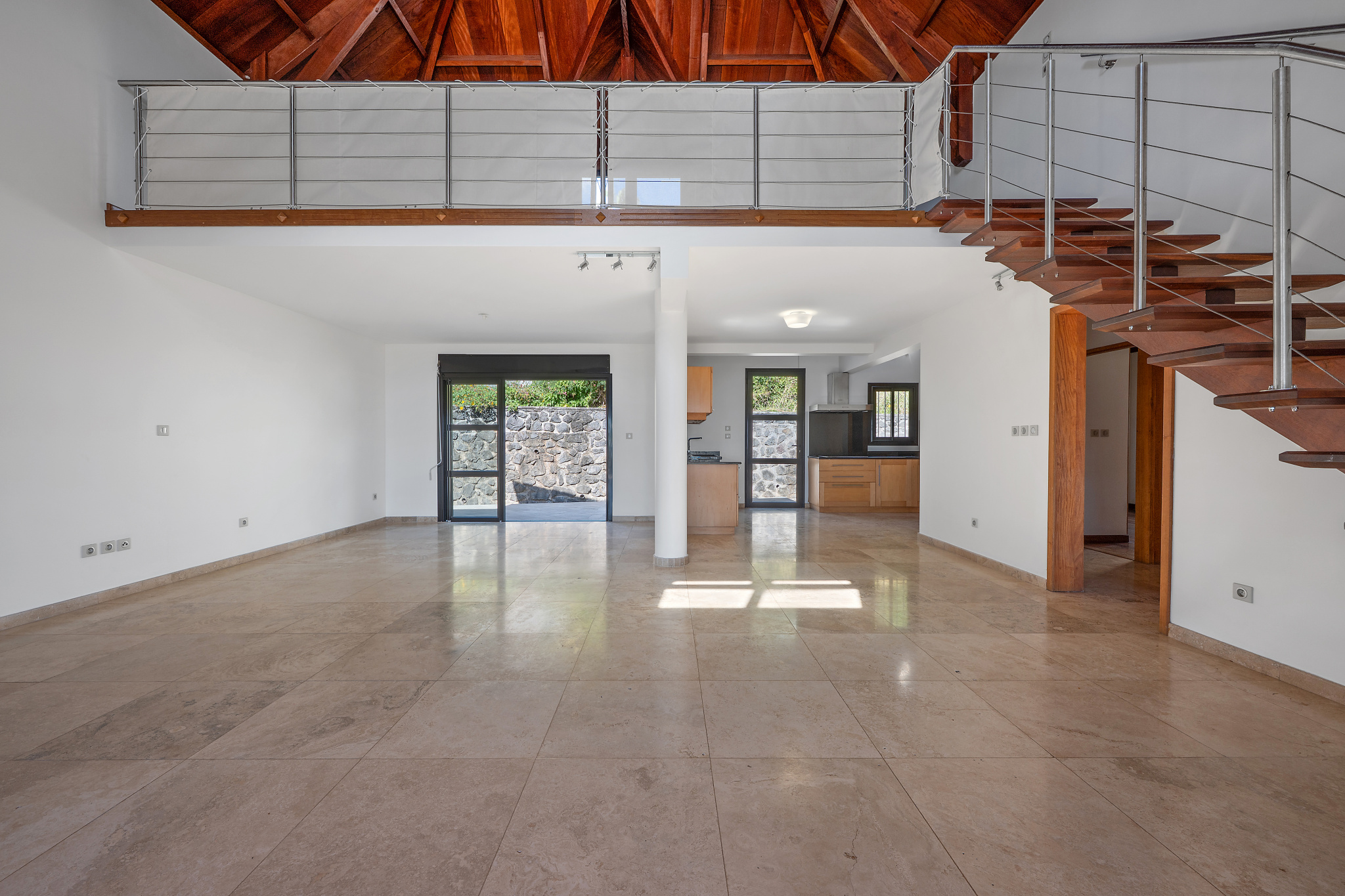 LA MONTAGNE (CHEMIN CAP BERNARD) - MAISON T4 + DÉPENDANCE AVEC PISCINE ET VUE MER