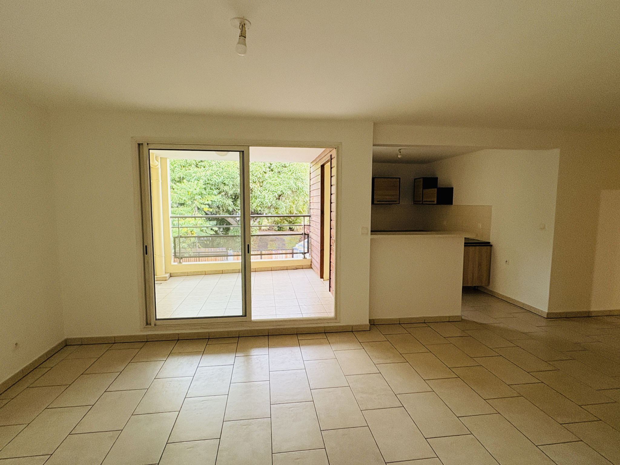 LA POSSESSION (CENTRE VILLE) - LOCATION APPARTEMENT T3 AVEC VARANGUE ET PARKING