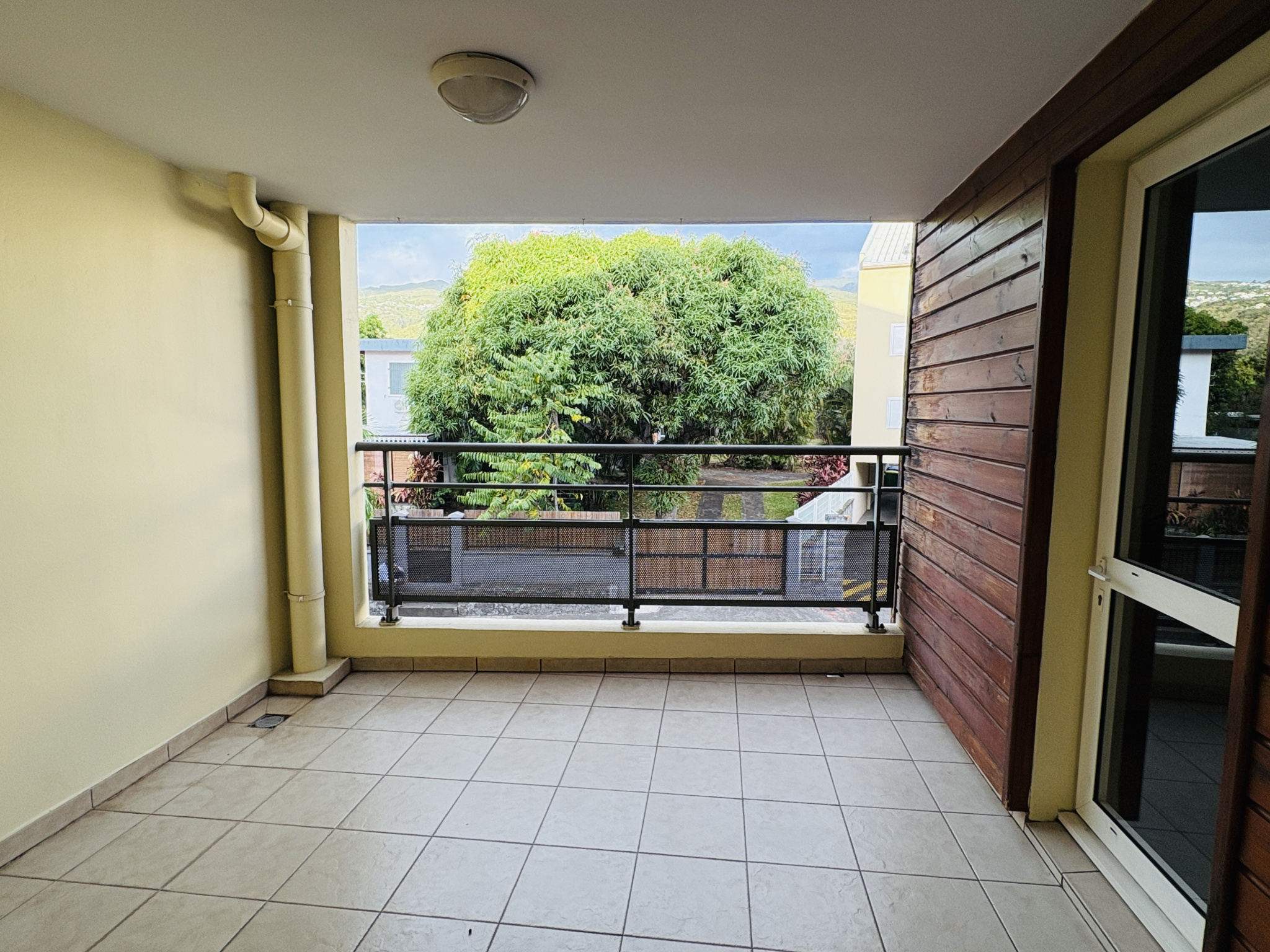 LA POSSESSION (CENTRE VILLE) - LOCATION APPARTEMENT T3 AVEC VARANGUE ET PARKING