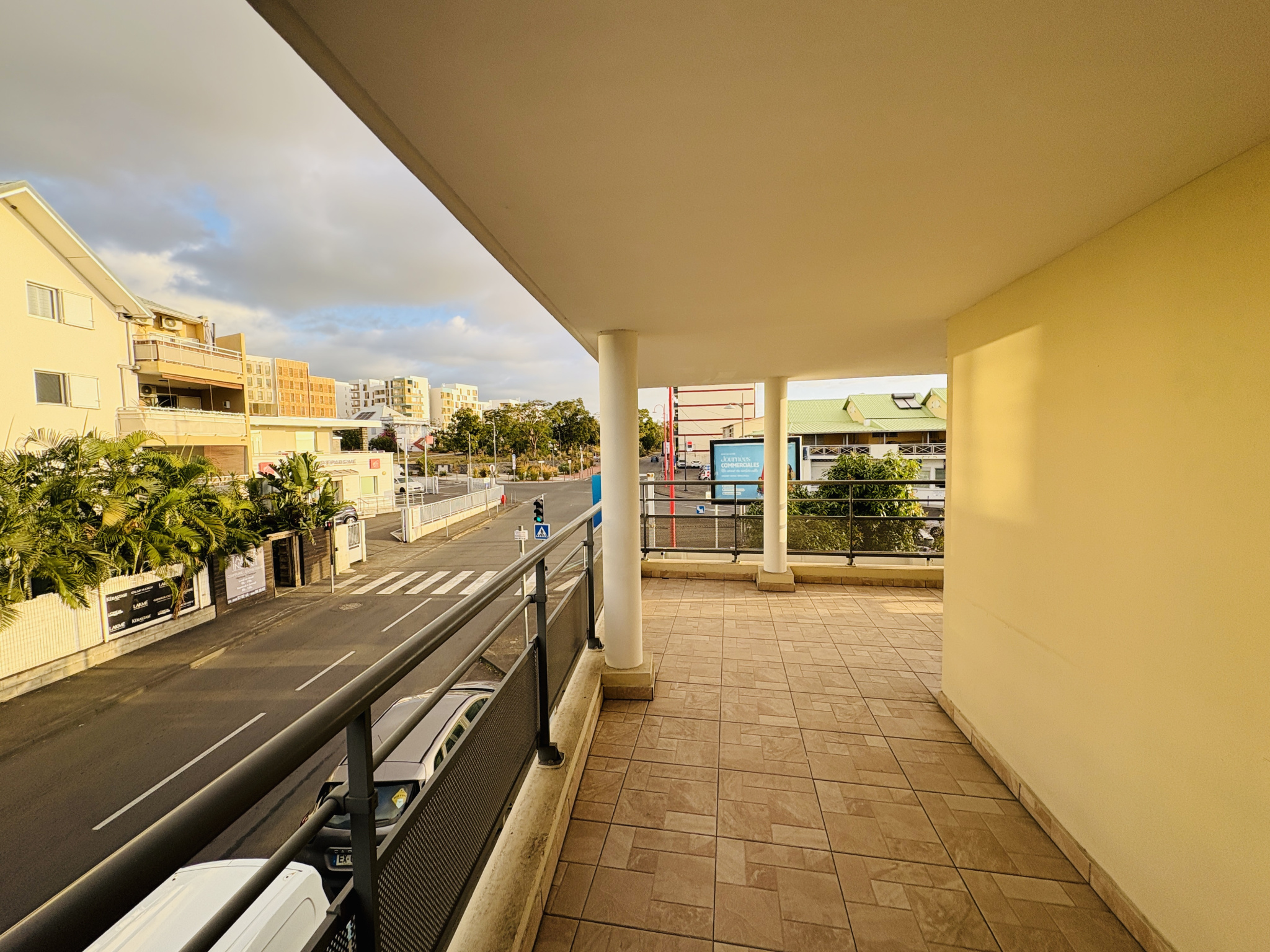 LA POSSESSION (CENTRE VILLE) - LOCATION T2  AVEC DOUBLE TERRASSE ET PARKING