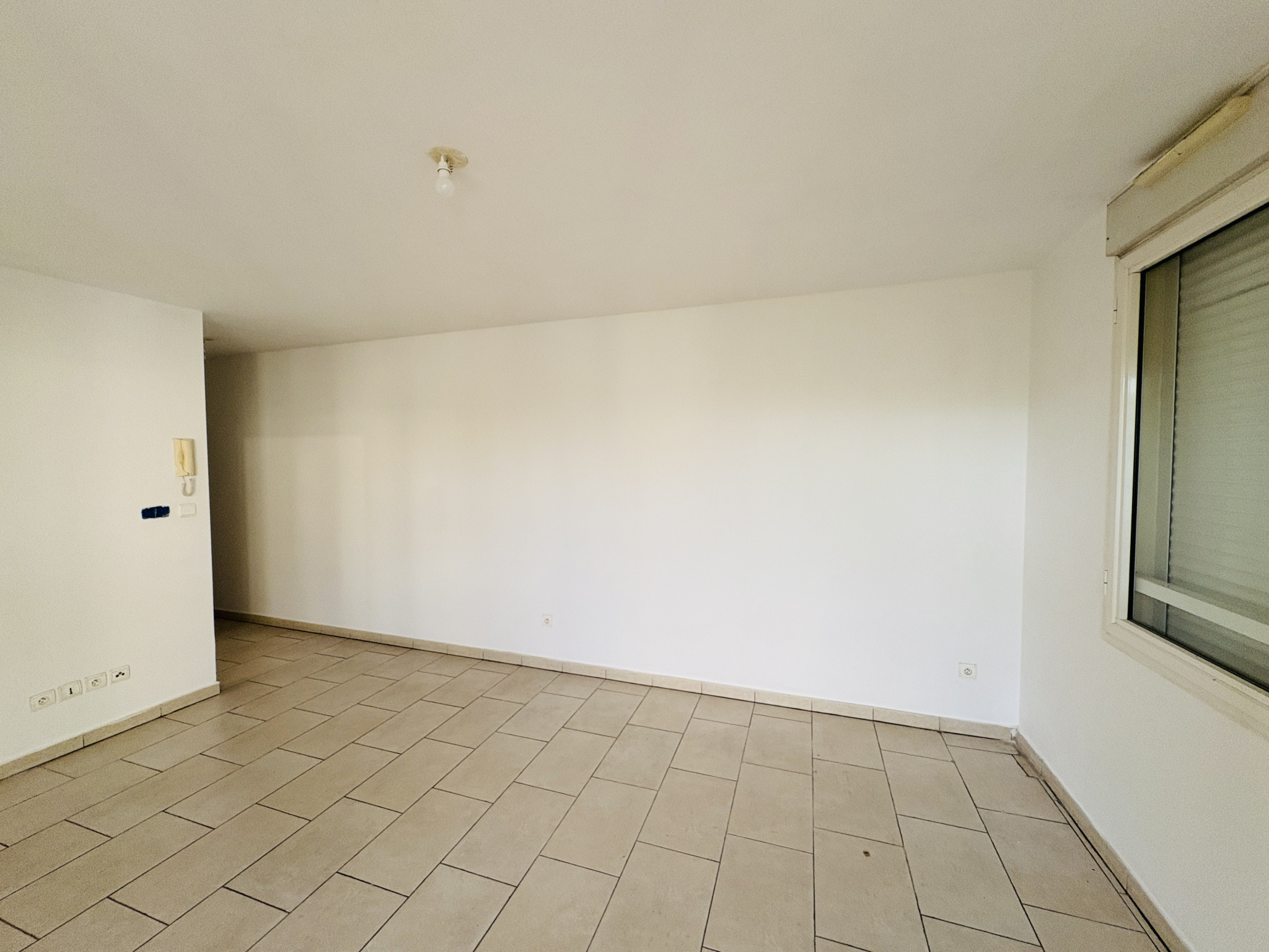 LA POSSESSION (CENTRE VILLE) - LOCATION T2  AVEC DOUBLE TERRASSE ET PARKING