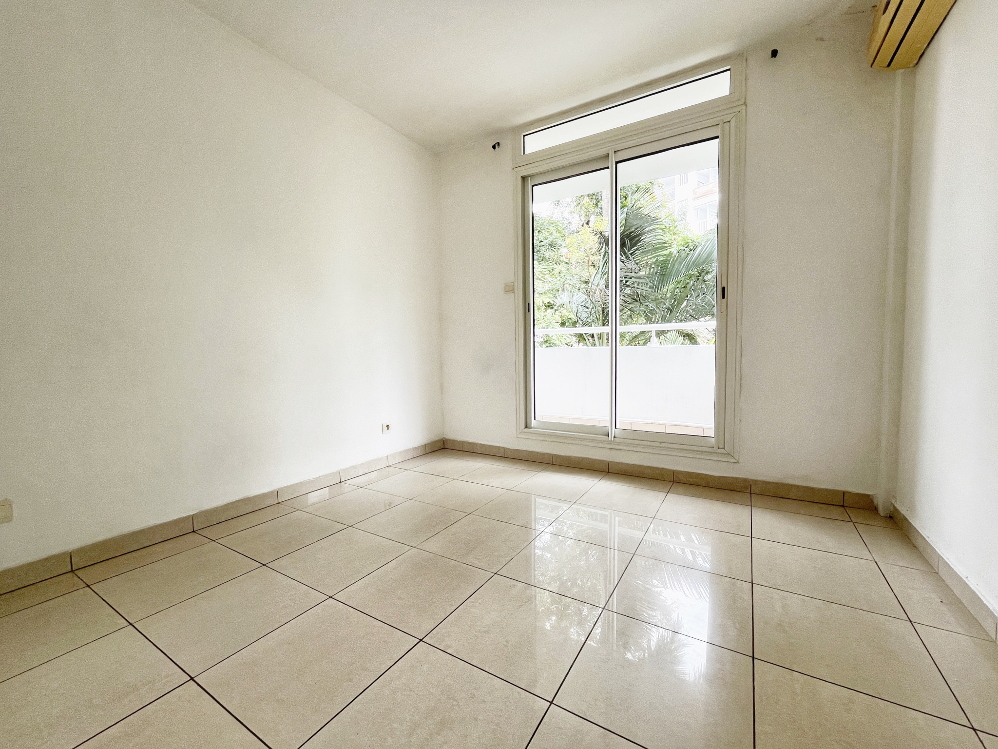 SAINTE CLOTILDE (MOUFIA) - APPARTEMENT T3 LIBRE