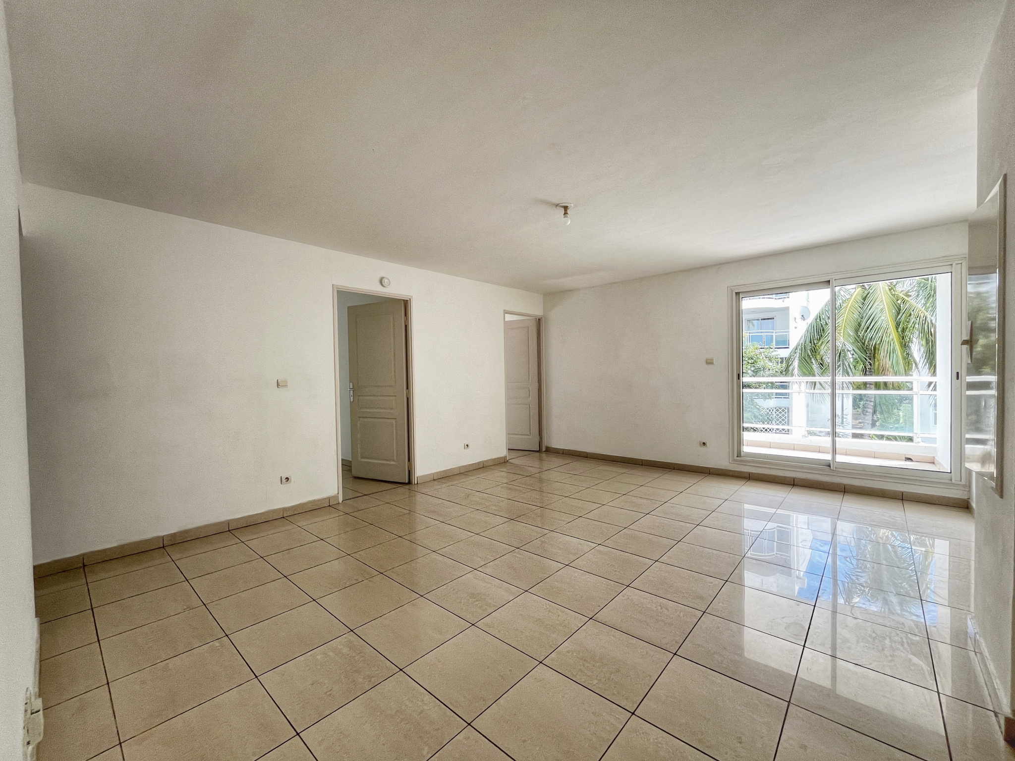 SAINTE CLOTILDE (MOUFIA) - APPARTEMENT T3 LIBRE