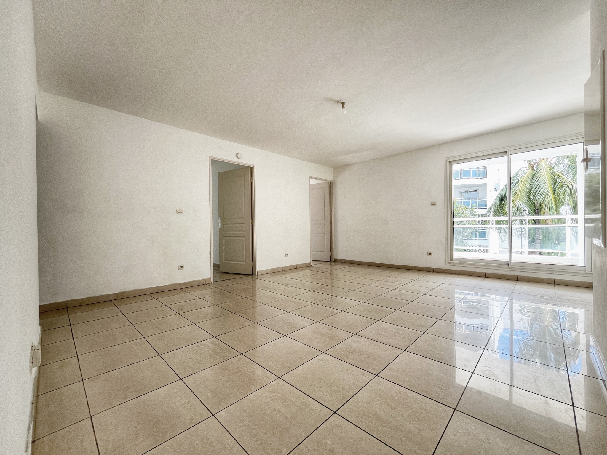 SAINTE CLOTILDE (MOUFIA) - APPARTEMENT T3 LIBRE