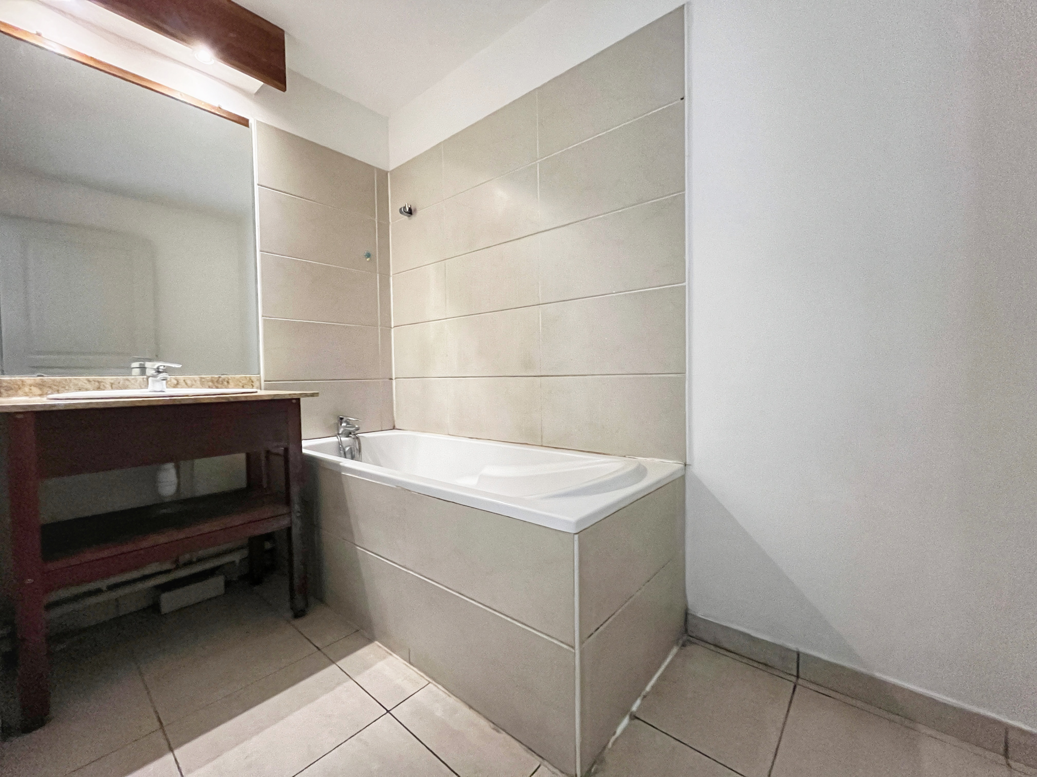 SAINTE CLOTILDE (MOUFIA) - APPARTEMENT T3 LIBRE