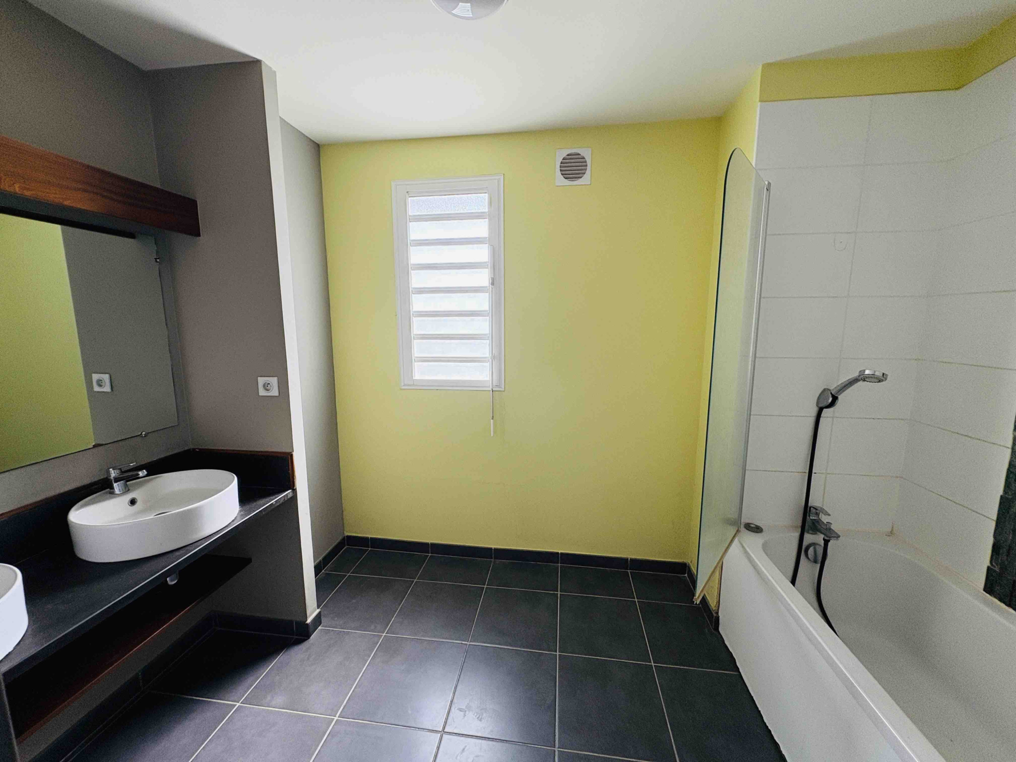 SAINT LEU (FRONT DE MER) -  APPARTEMENT T3 AVEC 2 PLACES DE PARKING