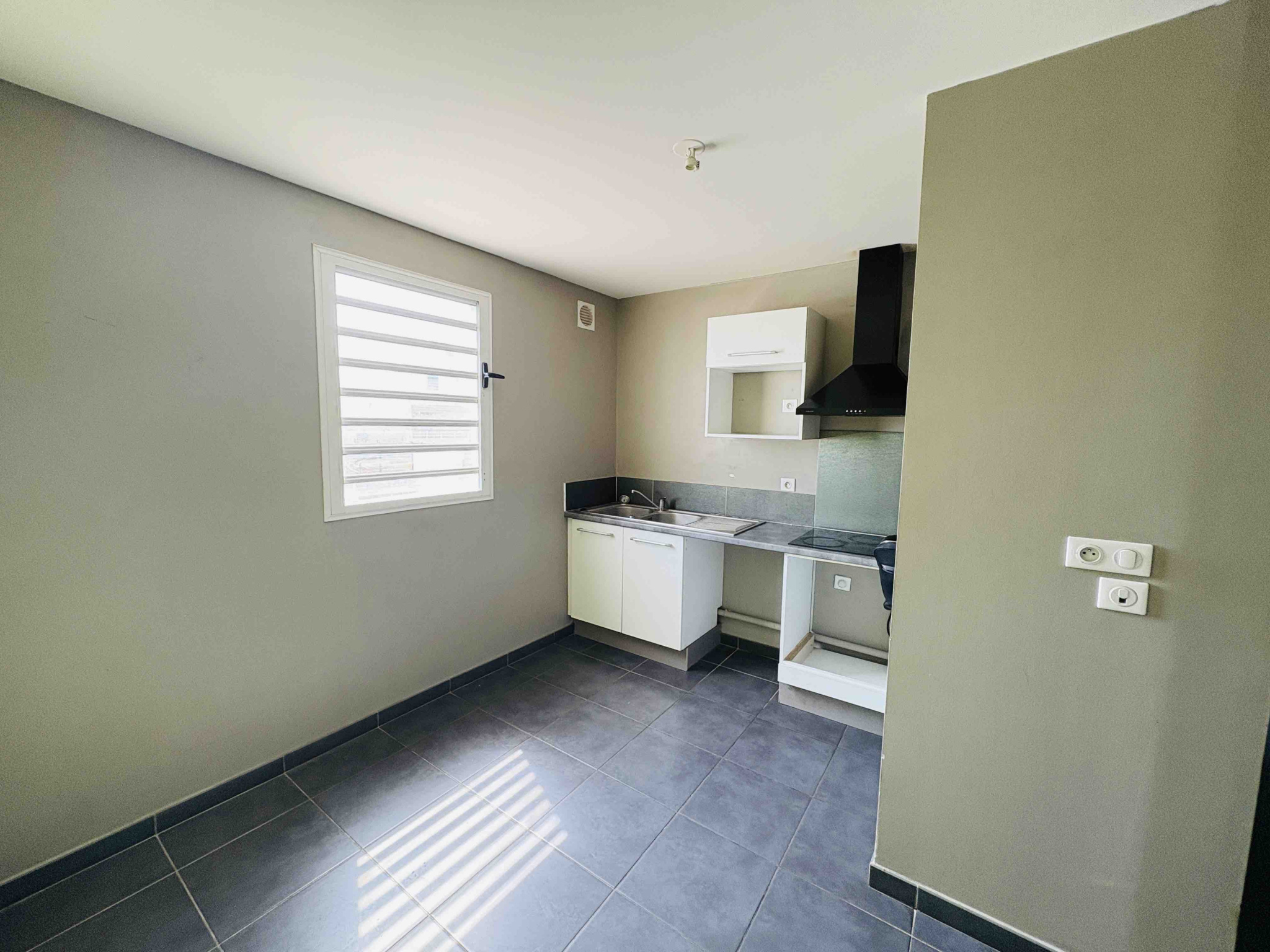 SAINT LEU (FRONT DE MER) -  APPARTEMENT T3 AVEC 2 PLACES DE PARKING