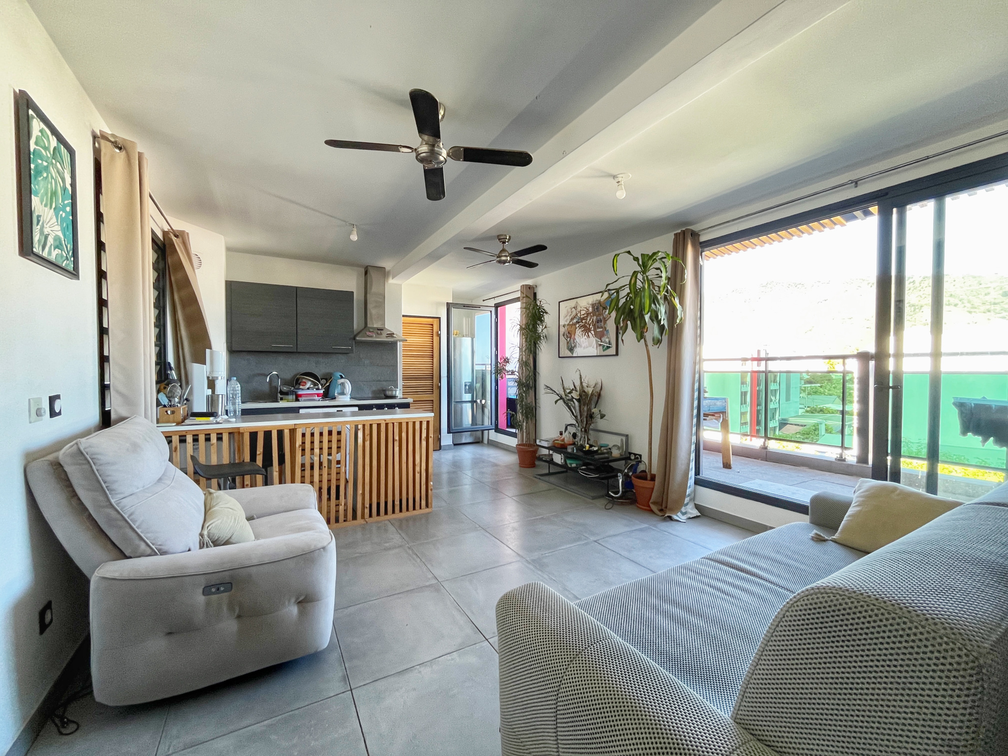 SAINT DENIS CENTRE - GRAND STUDIO LIBRE EN AVRIL 2026