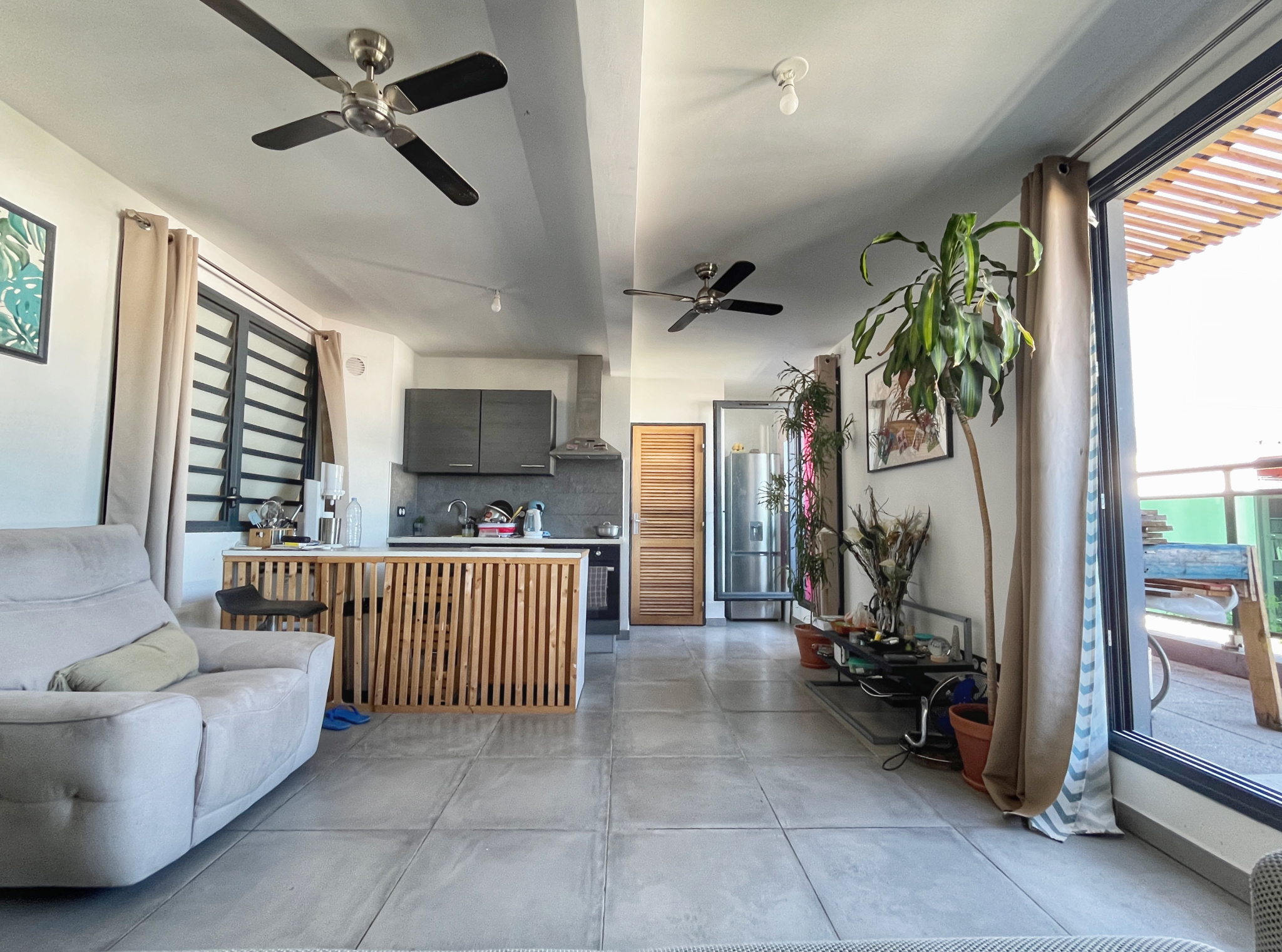 SAINT DENIS CENTRE - GRAND STUDIO LIBRE EN AVRIL 2026