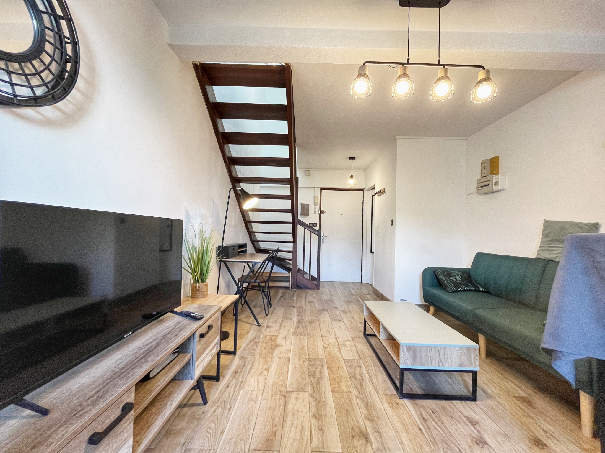 SAINT DENIS (CENTRE VILLE) - T2 MEUBLÉ RUE MONSEIGNEUR DE BEAUMONT