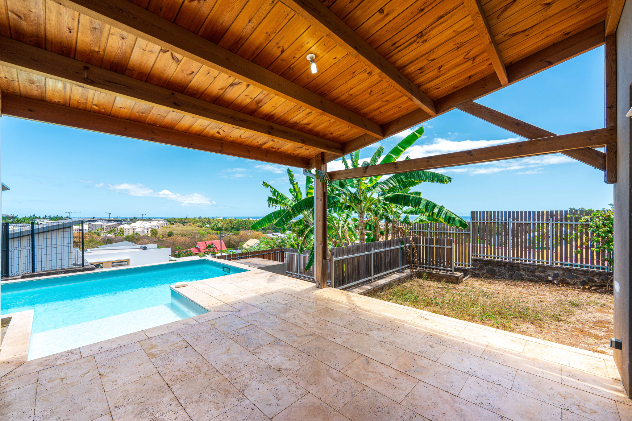 RARE SUR SECTEUR VILLA 147 m2  AVEC PISCINE A LA POSSESSION