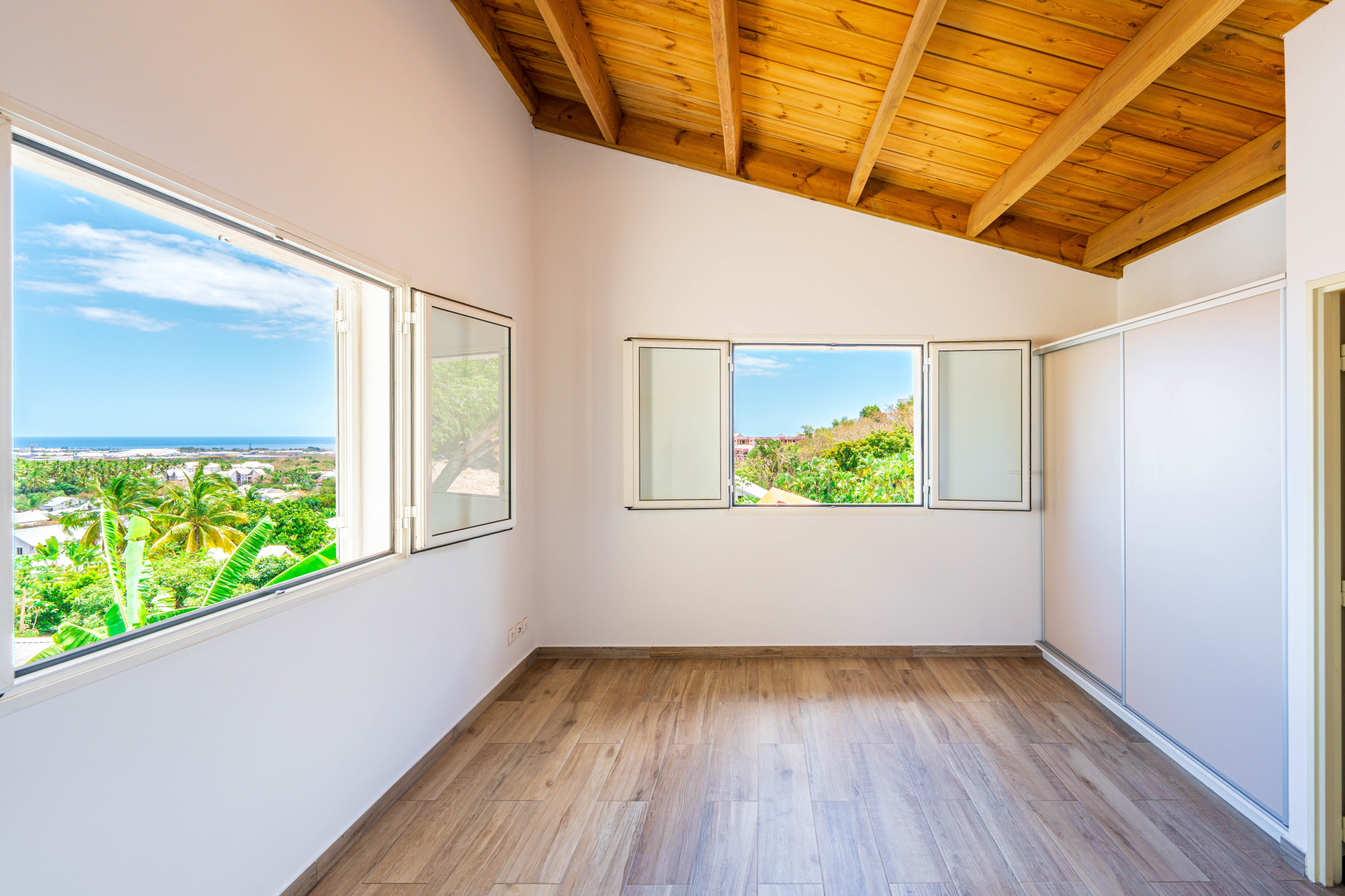 RARE SUR SECTEUR VILLA 147 m2  AVEC PISCINE A LA POSSESSION