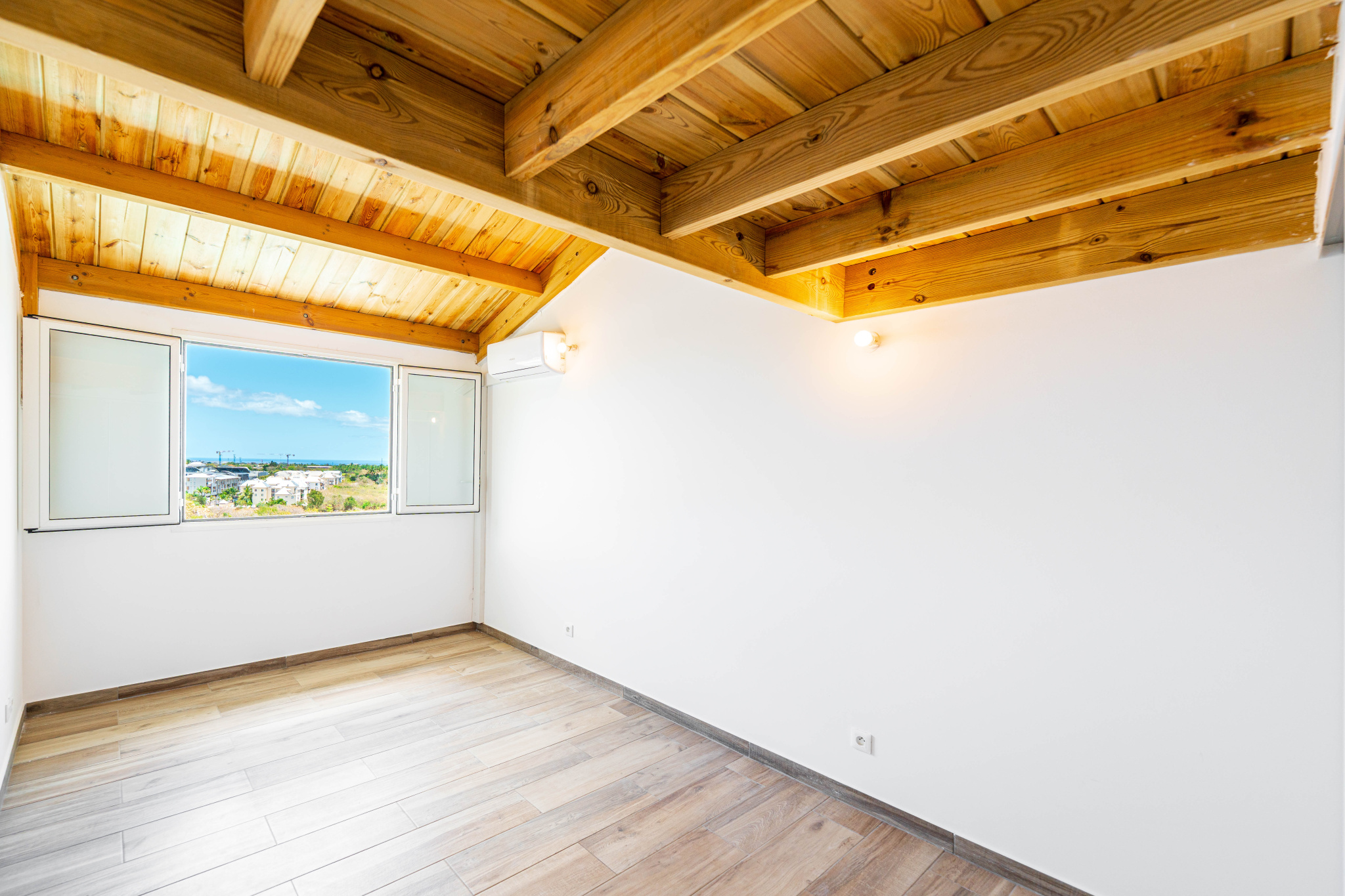 RARE SUR SECTEUR VILLA 147 m2  AVEC PISCINE A LA POSSESSION