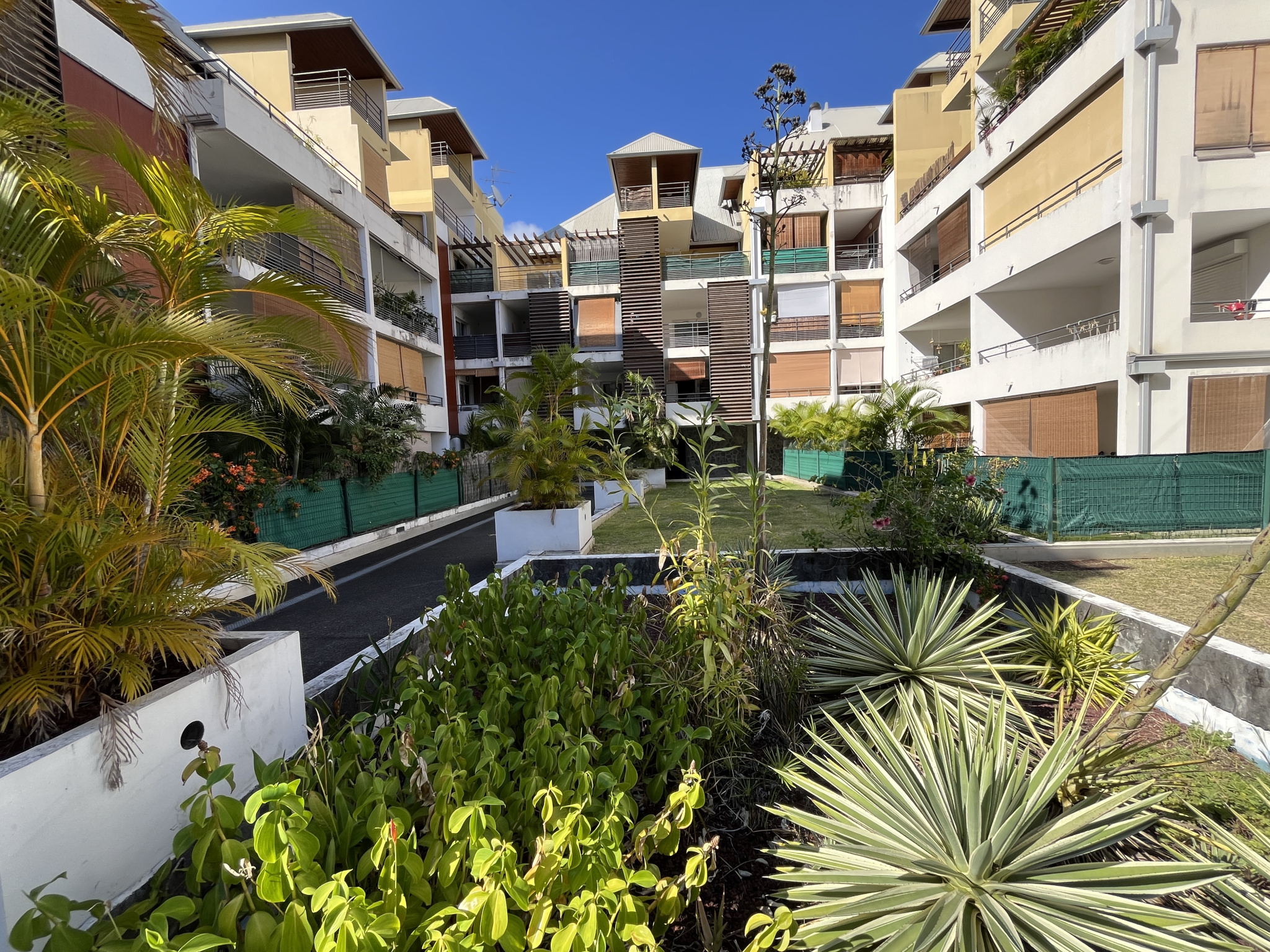 SAINT DENIS (Résidence LES MARQUISES) - T2 avec jardin loué 690€CC