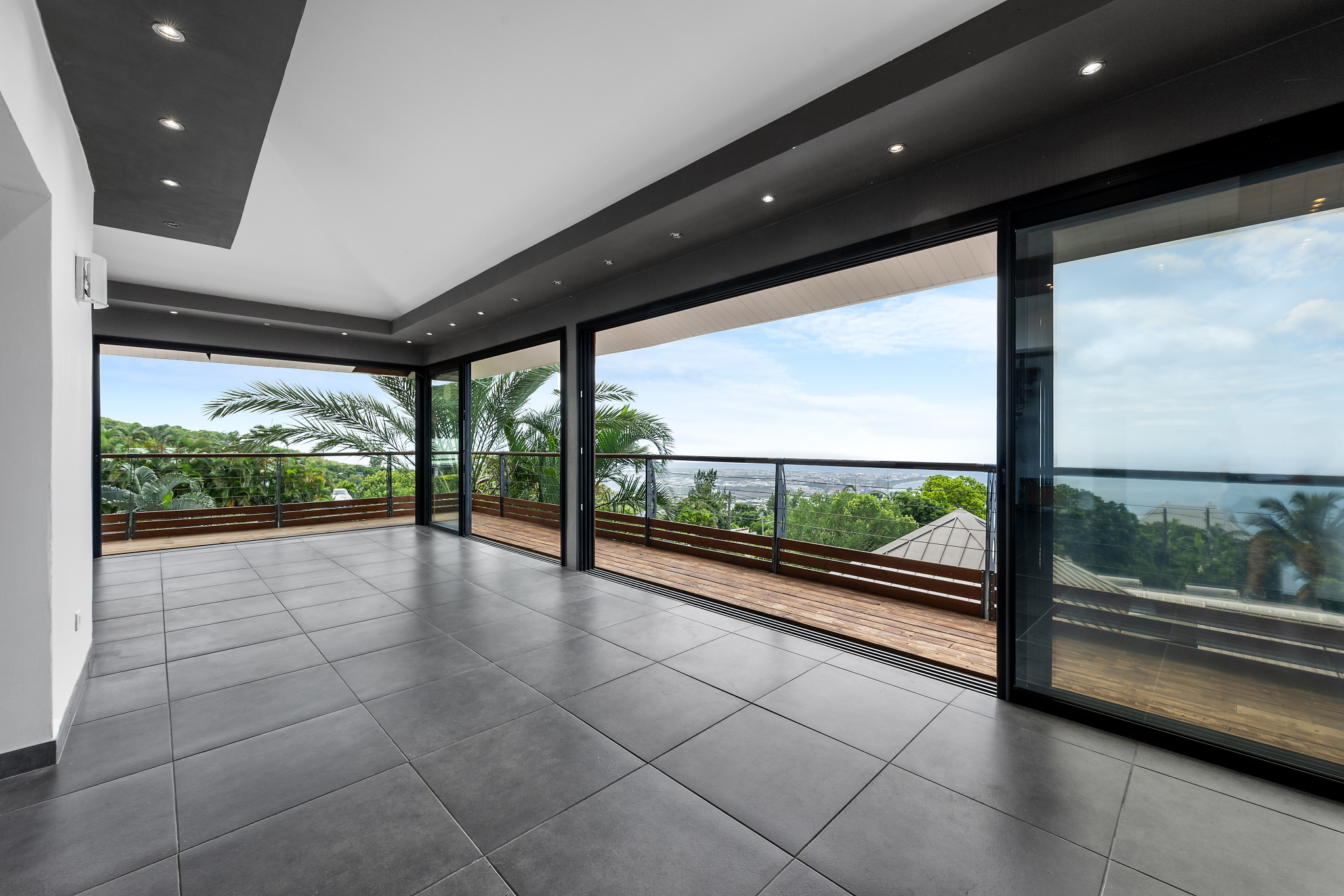 LA POSSESSION (RAVINE A MALHEUR) - EXCLUSIVITE VILLA  241 m2 AVEC PISCINE ET VUE MER